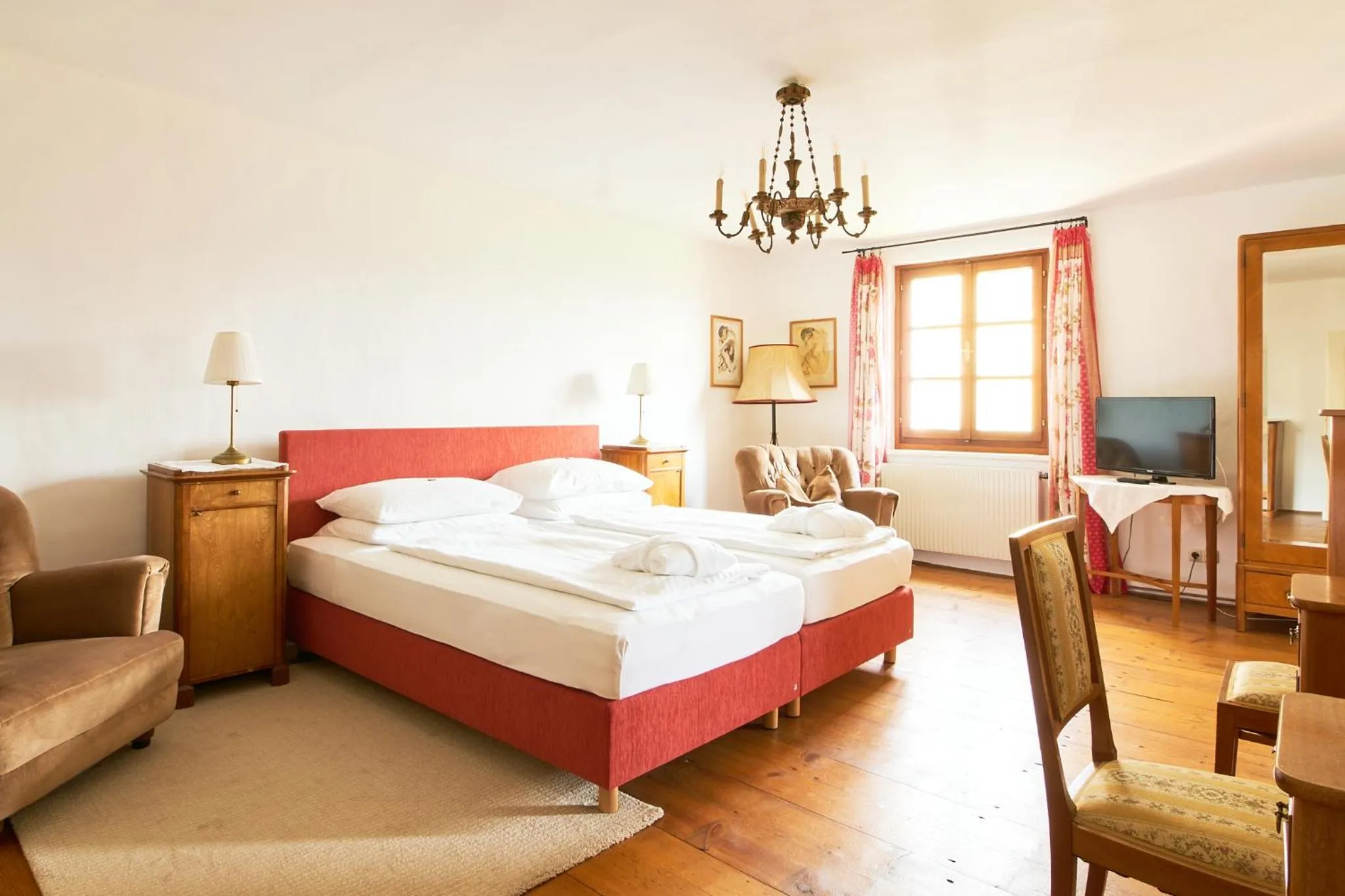 Bedroom, Bed in Hotel Landsitz Pichlschloss