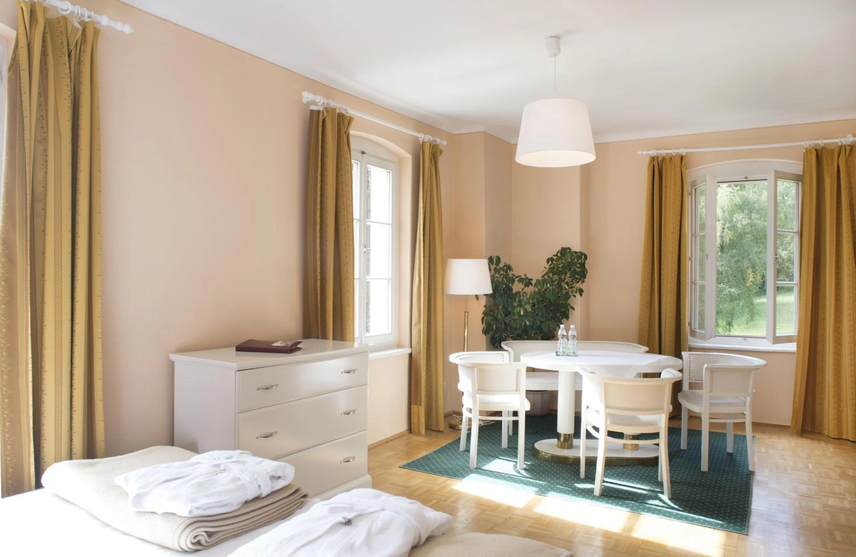 Photo of the whole room, Bed in Hotel Landsitz Pichlschloss