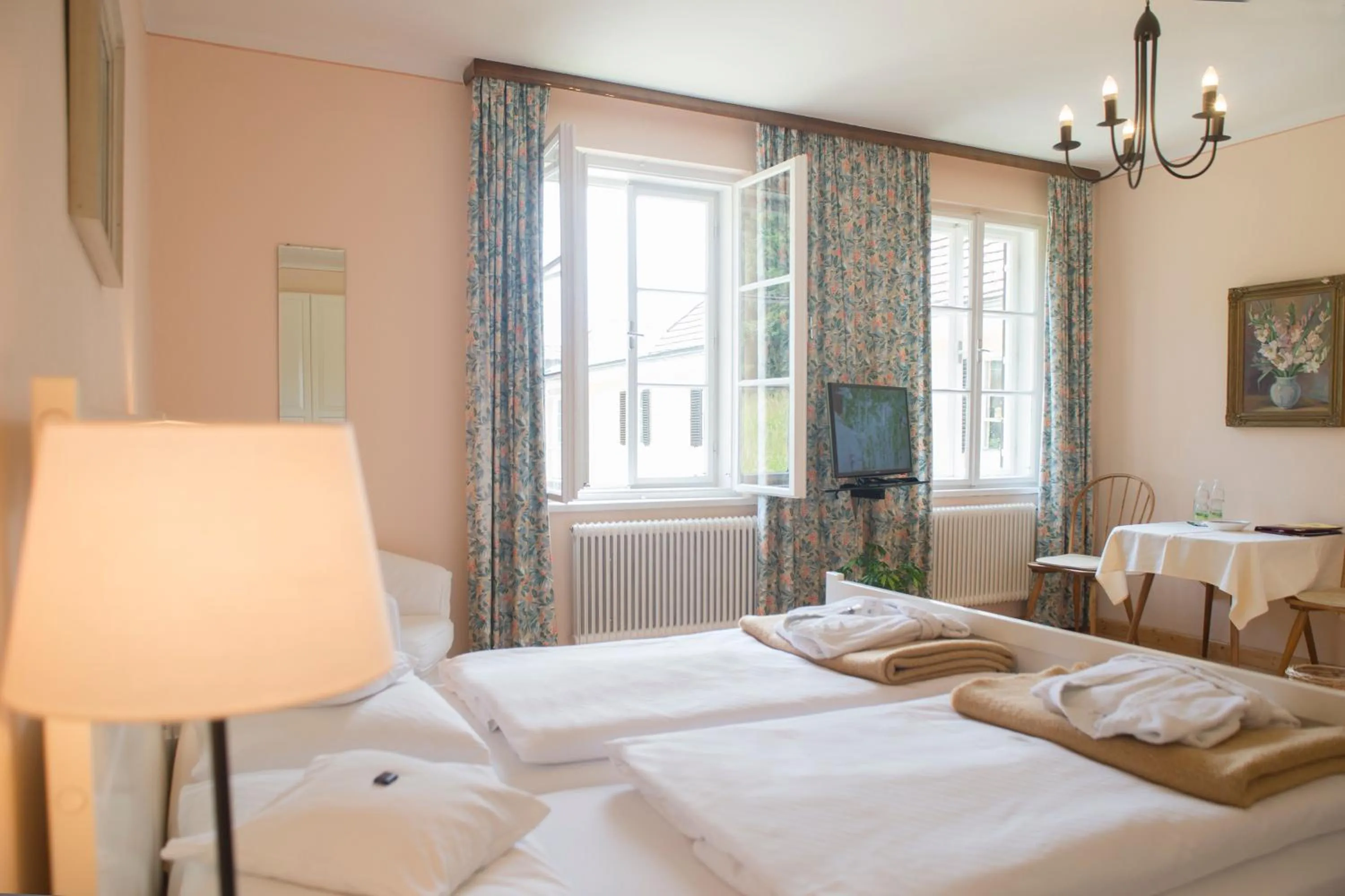 Photo of the whole room, Bed in Hotel Landsitz Pichlschloss