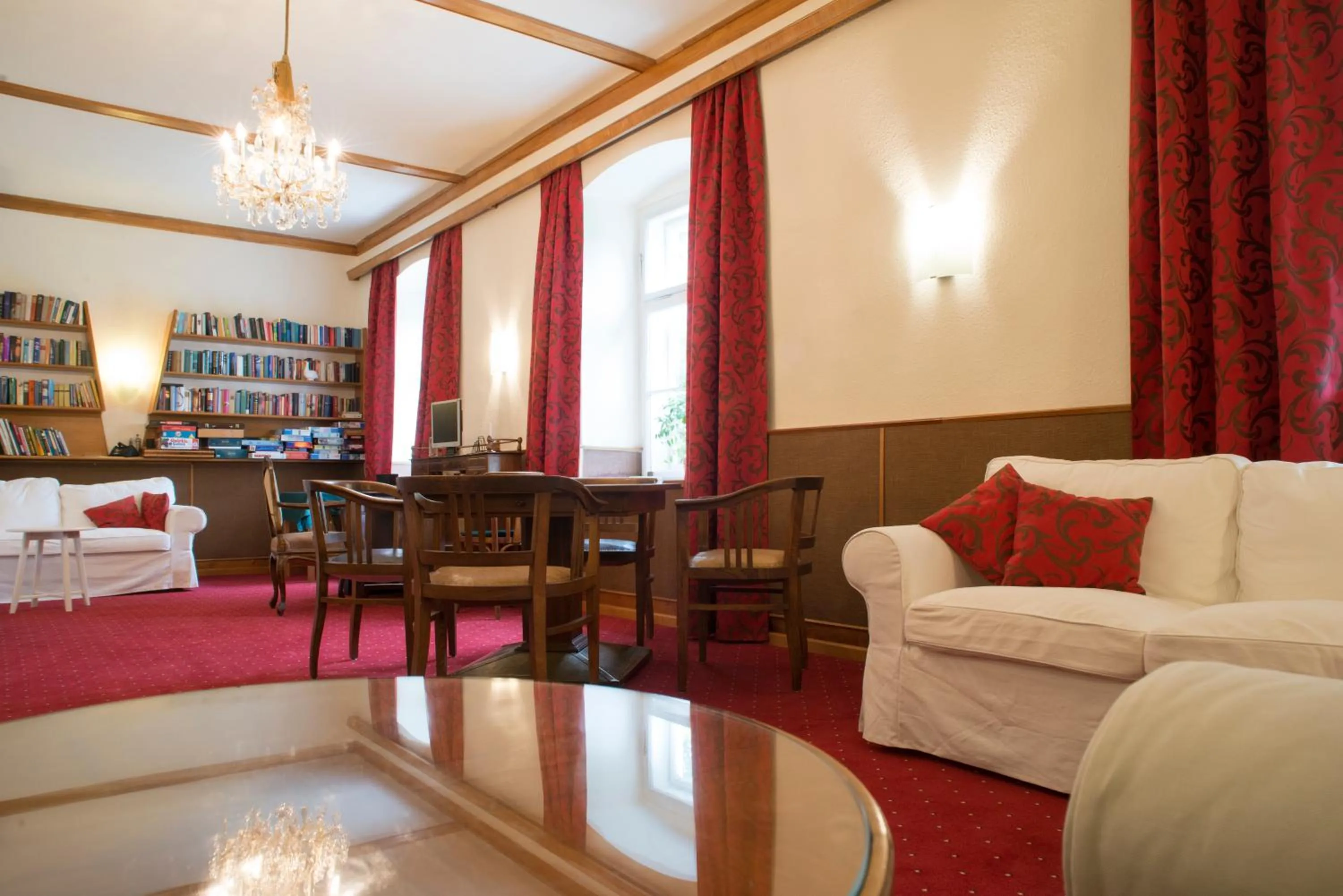 Library in Hotel Landsitz Pichlschloss
