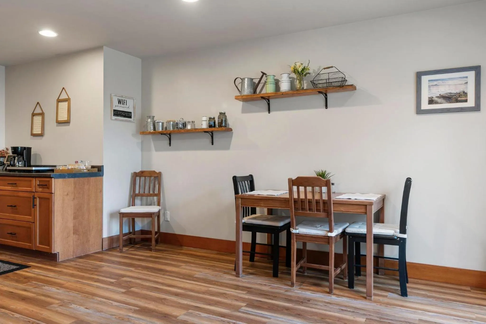 Dining area in Shawnigan Hills Guest Suite