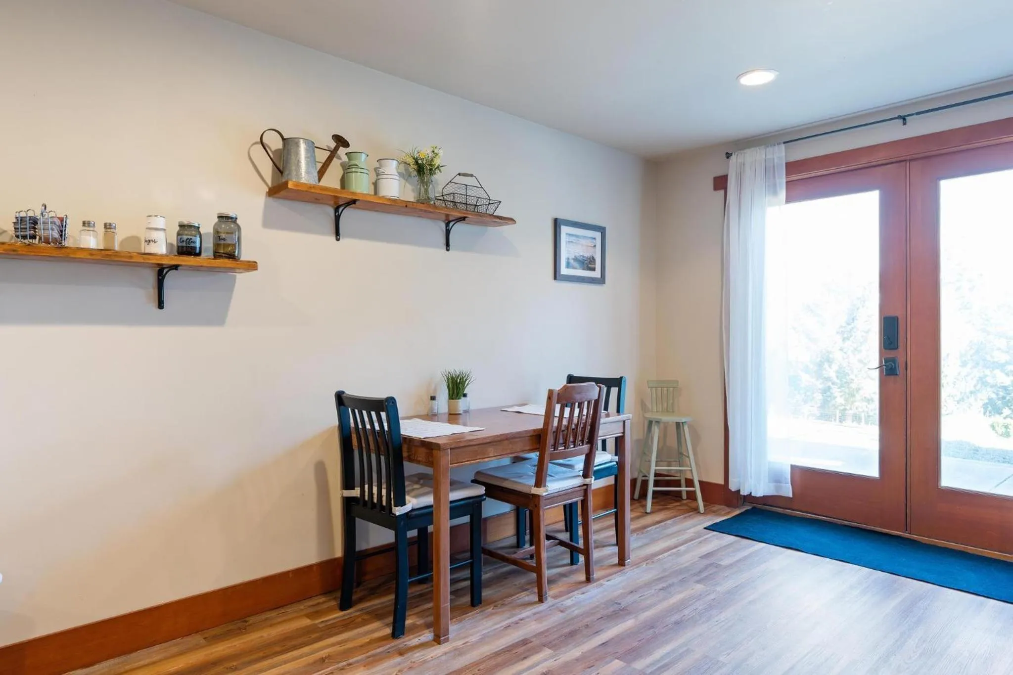 Dining area in Shawnigan Hills Guest Suite