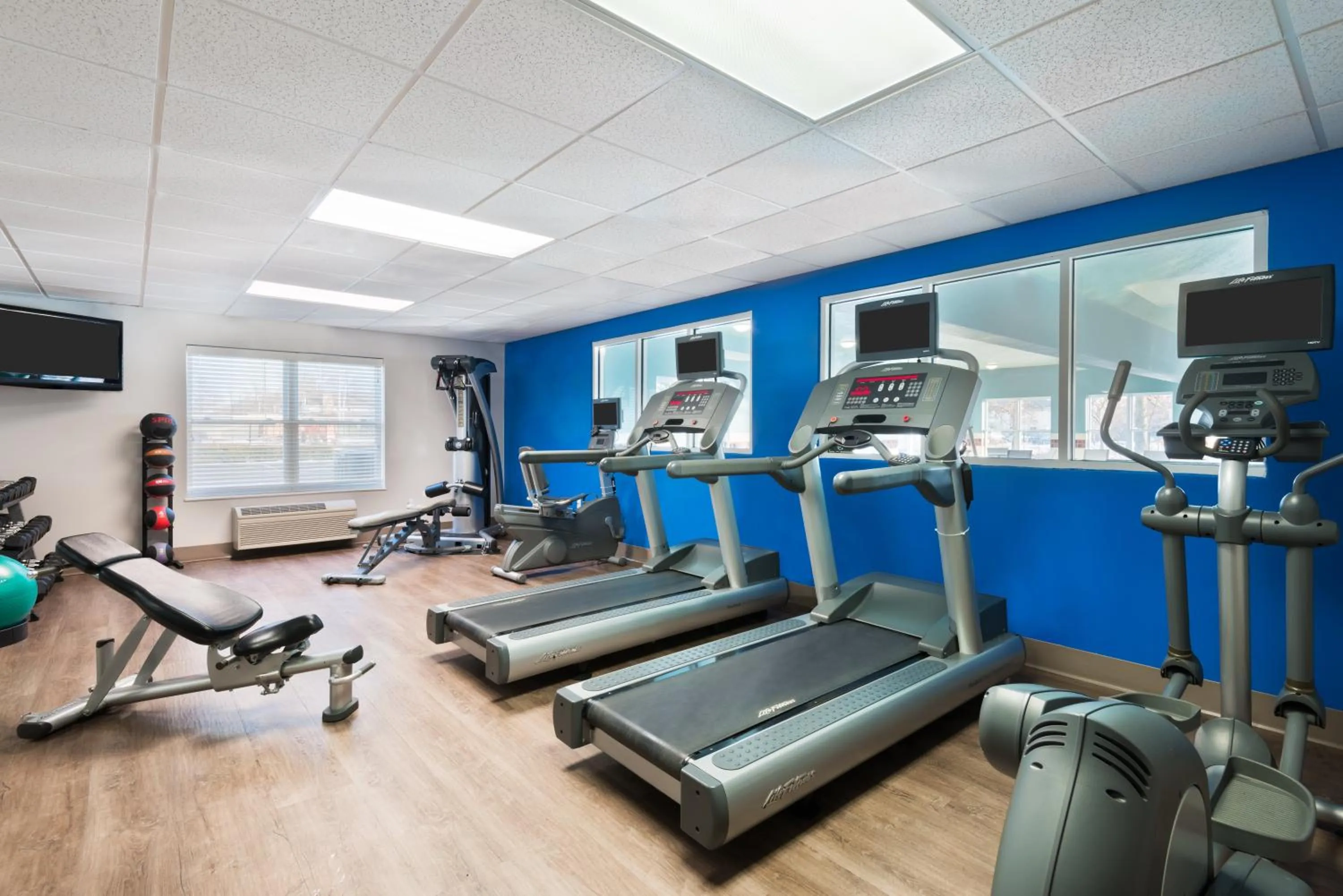 Fitness centre/facilities in Holiday Inn Express & Suites - Columbus Airport East by IHG