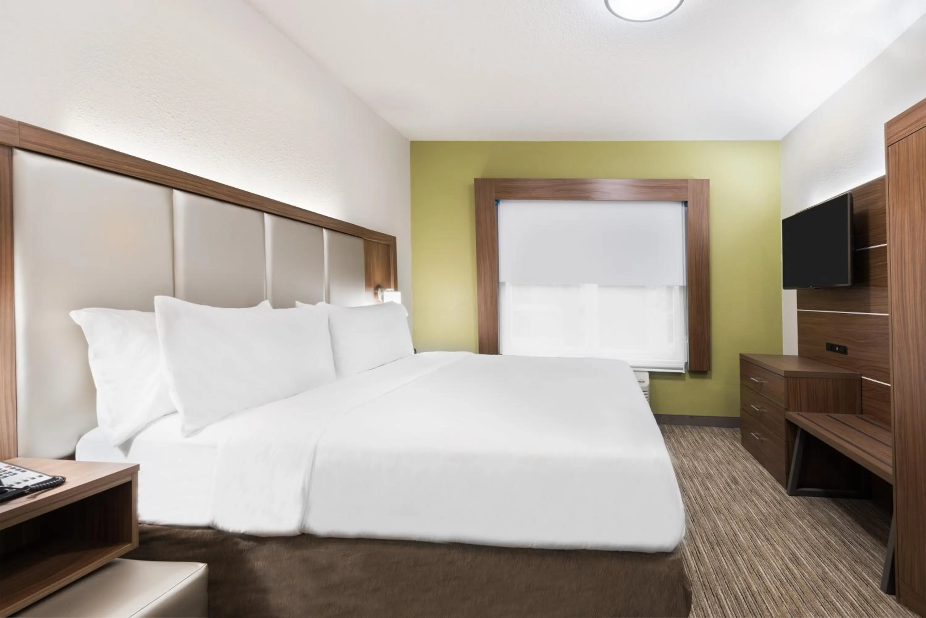 Photo of the whole room, Bed in Holiday Inn Express & Suites - Columbus Airport East by IHG
