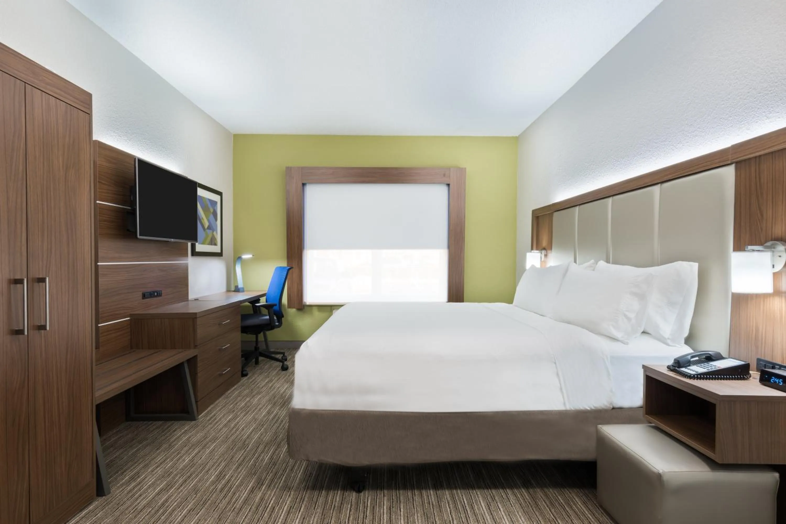 Photo of the whole room, Bed in Holiday Inn Express & Suites - Columbus Airport East by IHG