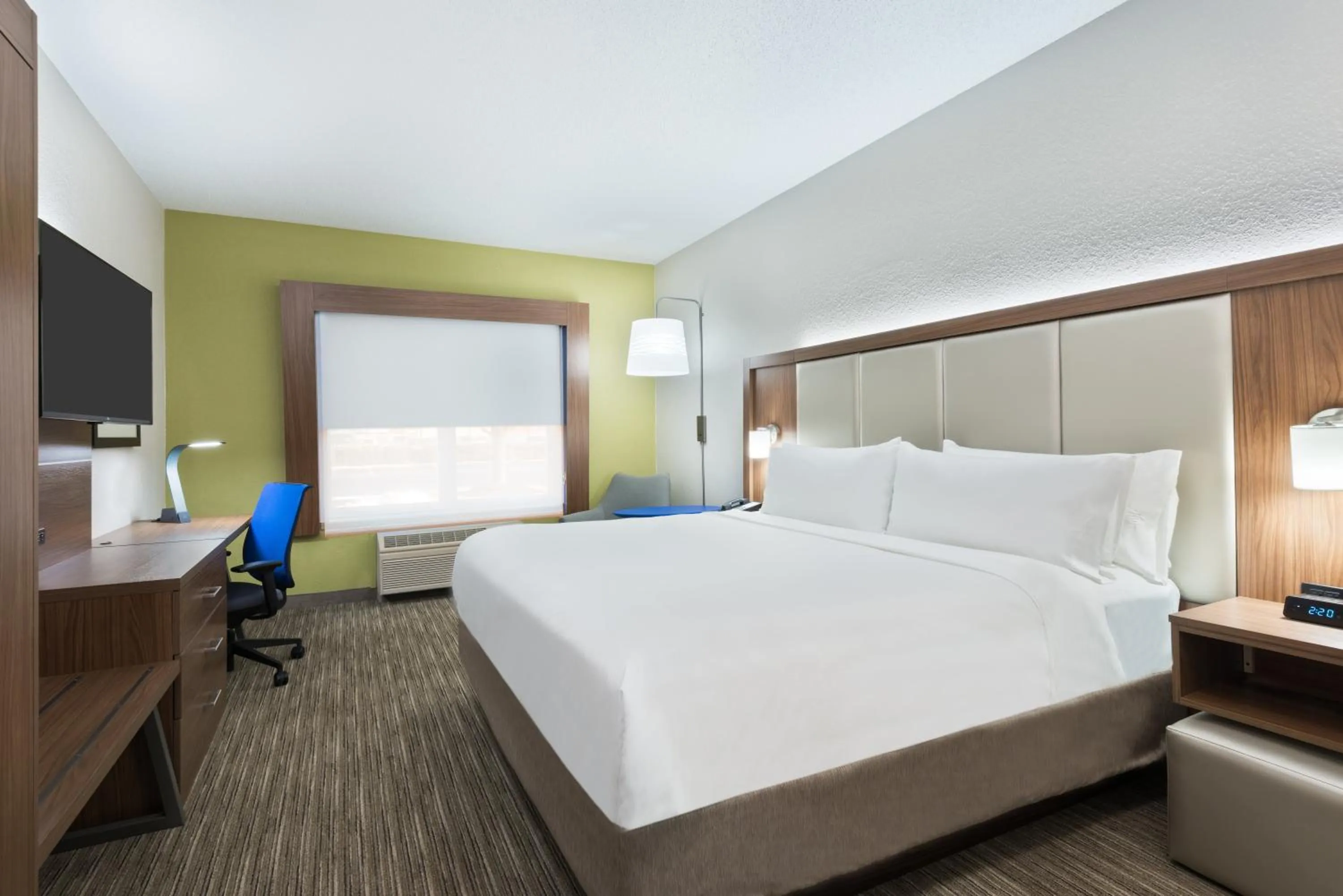 Photo of the whole room, Bed in Holiday Inn Express & Suites - Columbus Airport East by IHG