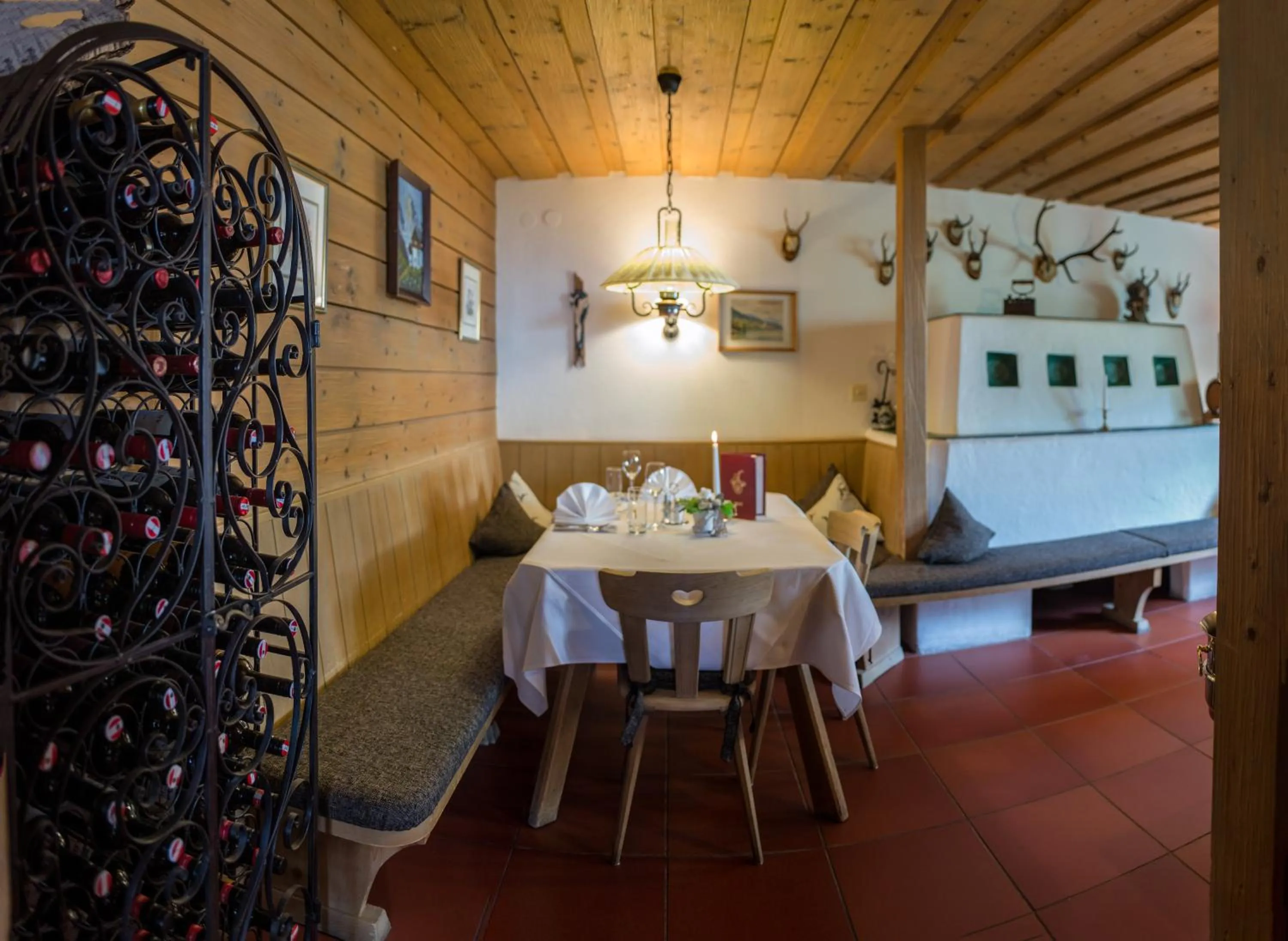 Restaurant/places to eat in Hotel Helga