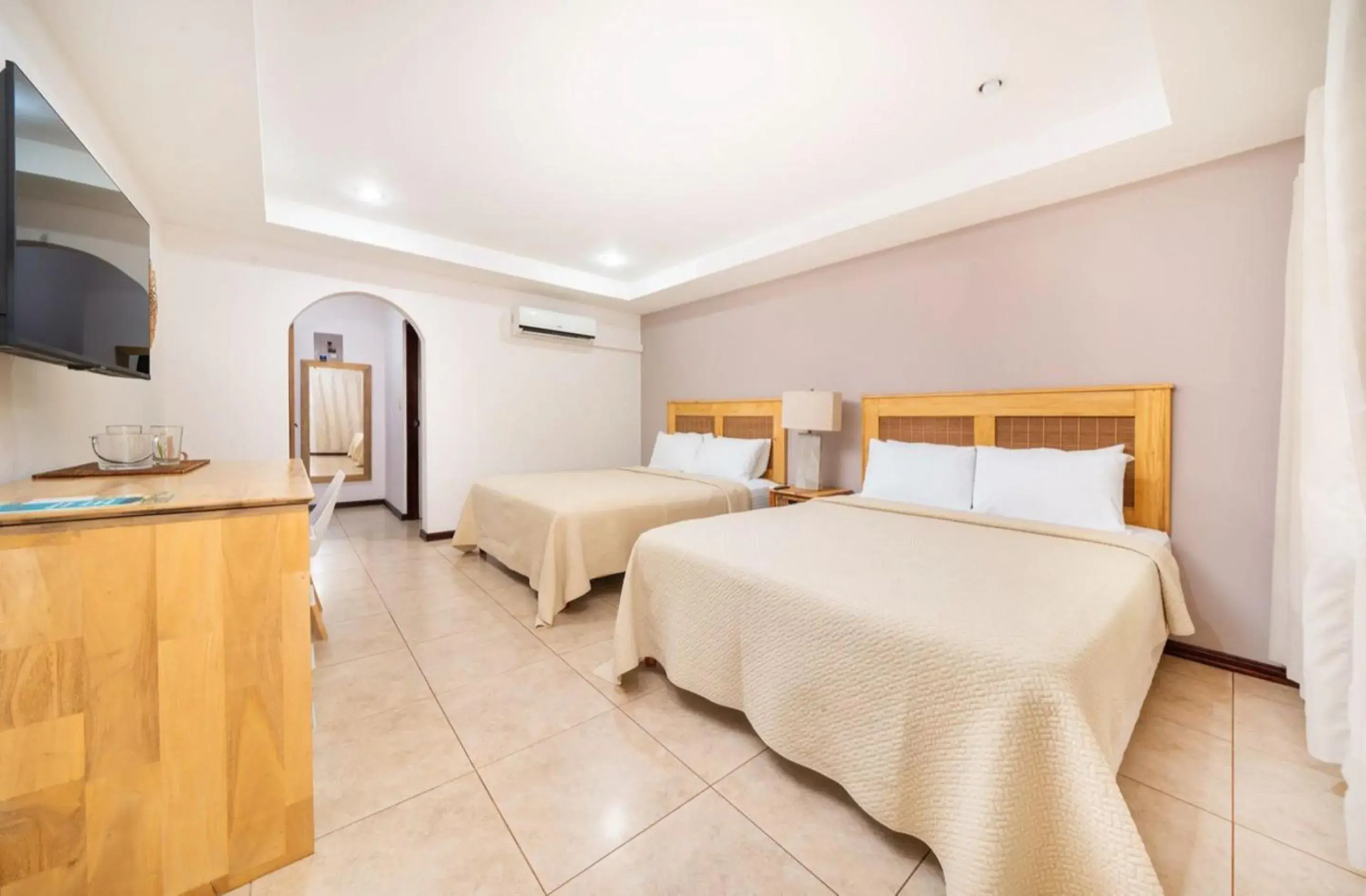 Deluxe Queen Room with Two Queen Beds in Hotel Arco Iris Deluxe Queen Room with Two Queen Beds in Hotel Arco Iris