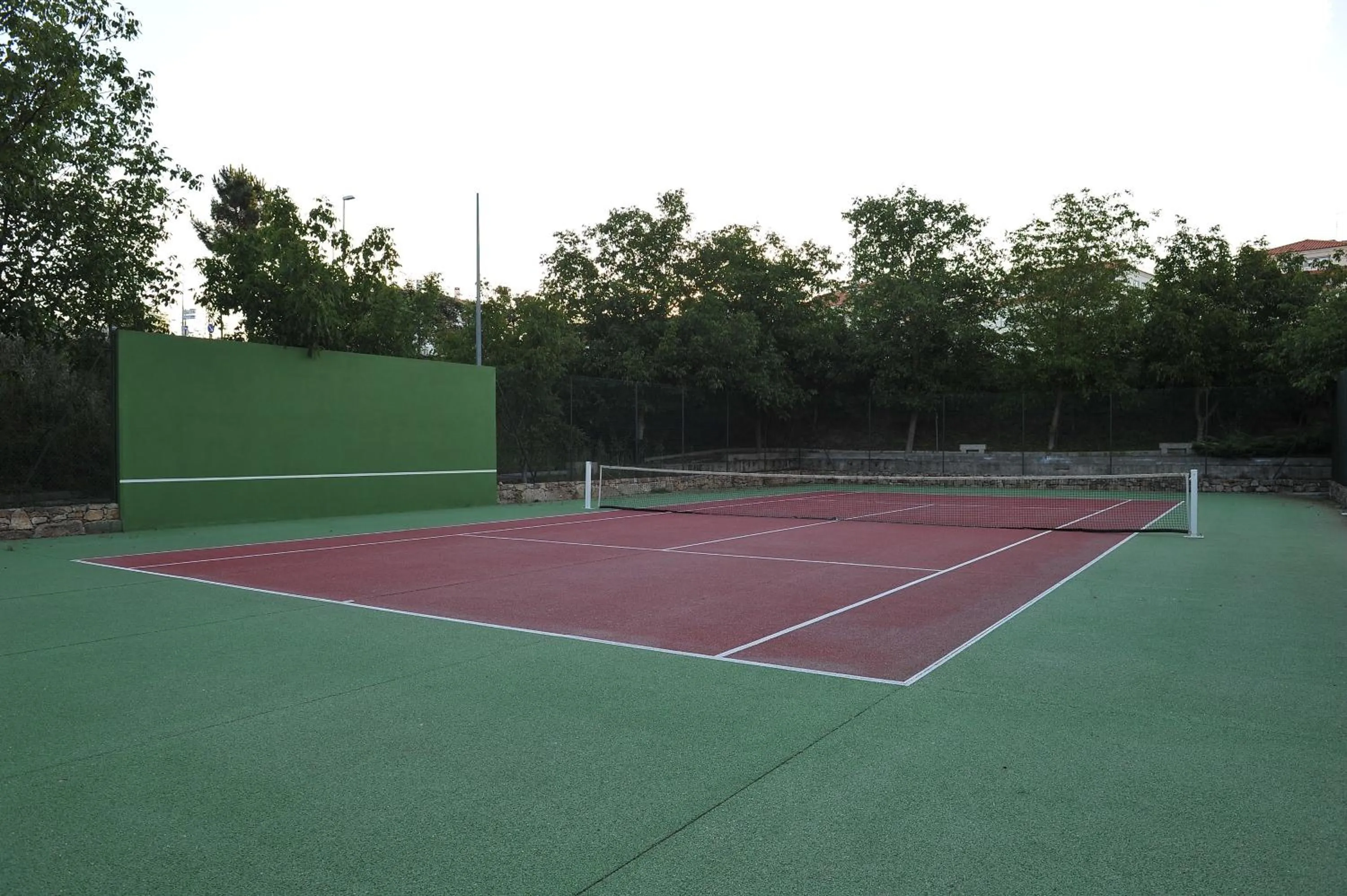 Tennis court in Hotel Lusitania Congress & Spa