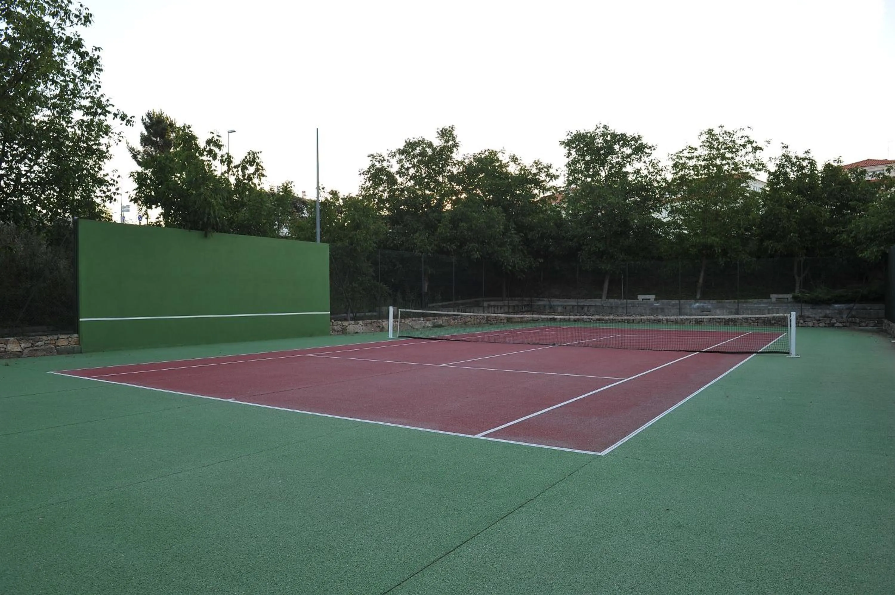 Tennis court in Hotel Lusitania Congress & Spa