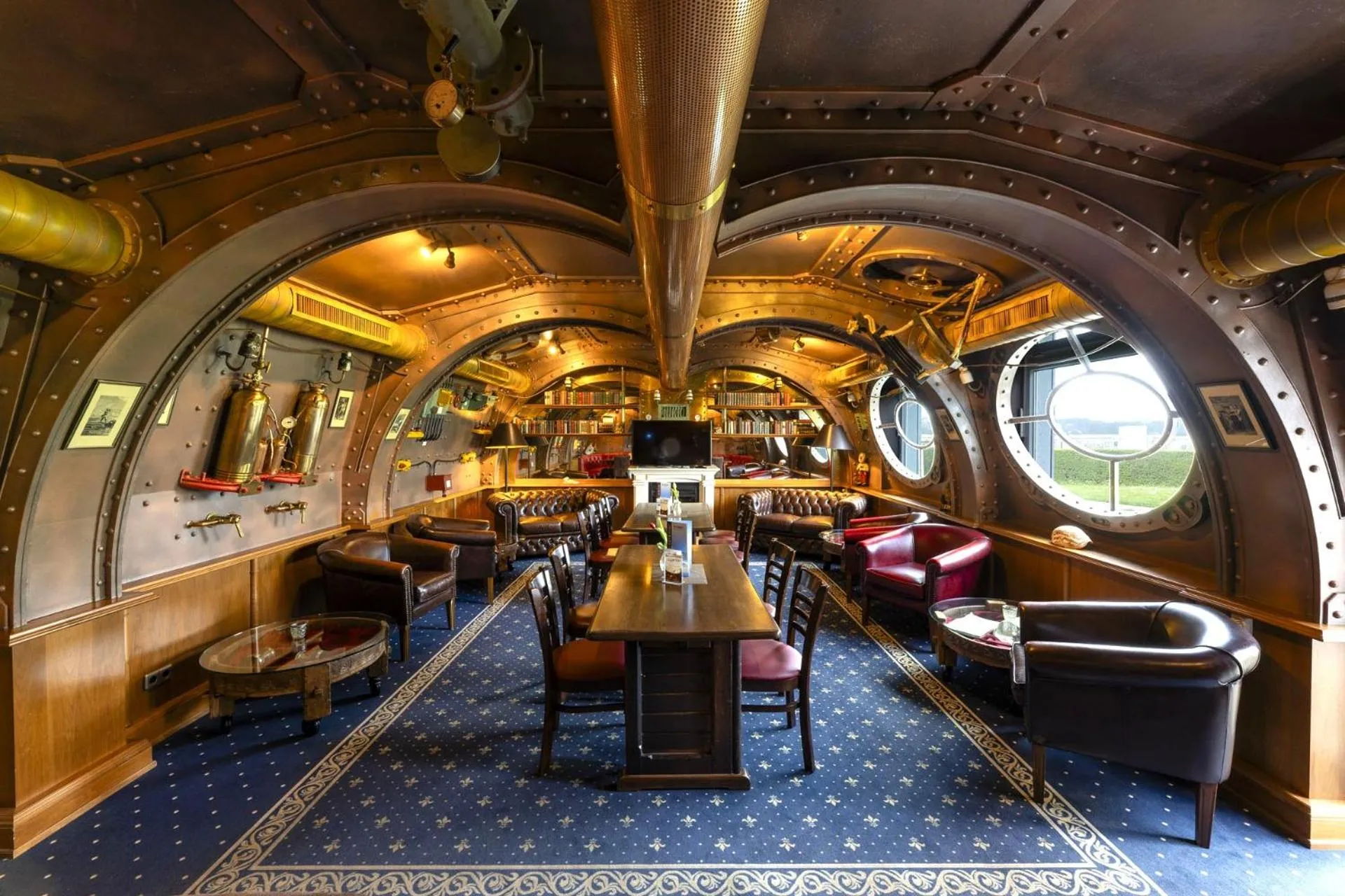 Restaurant/places to eat in Hotel Nautilus