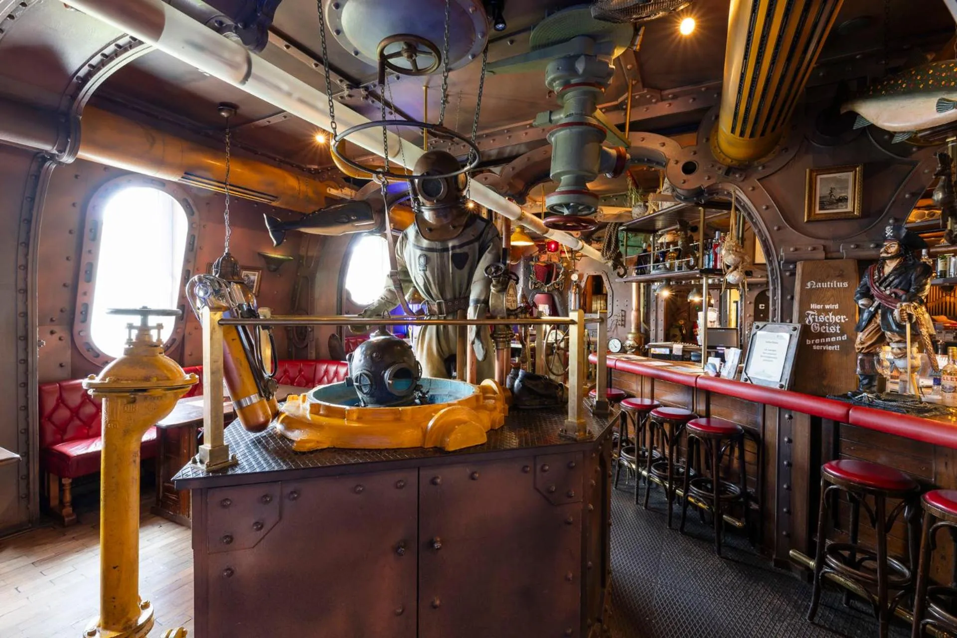 Restaurant/places to eat in Hotel Nautilus