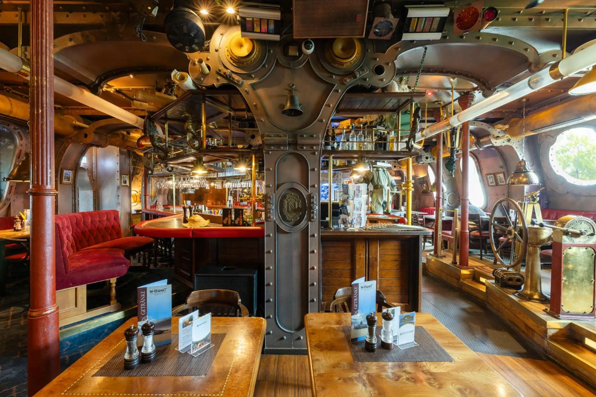 Restaurant/places to eat in Hotel Nautilus