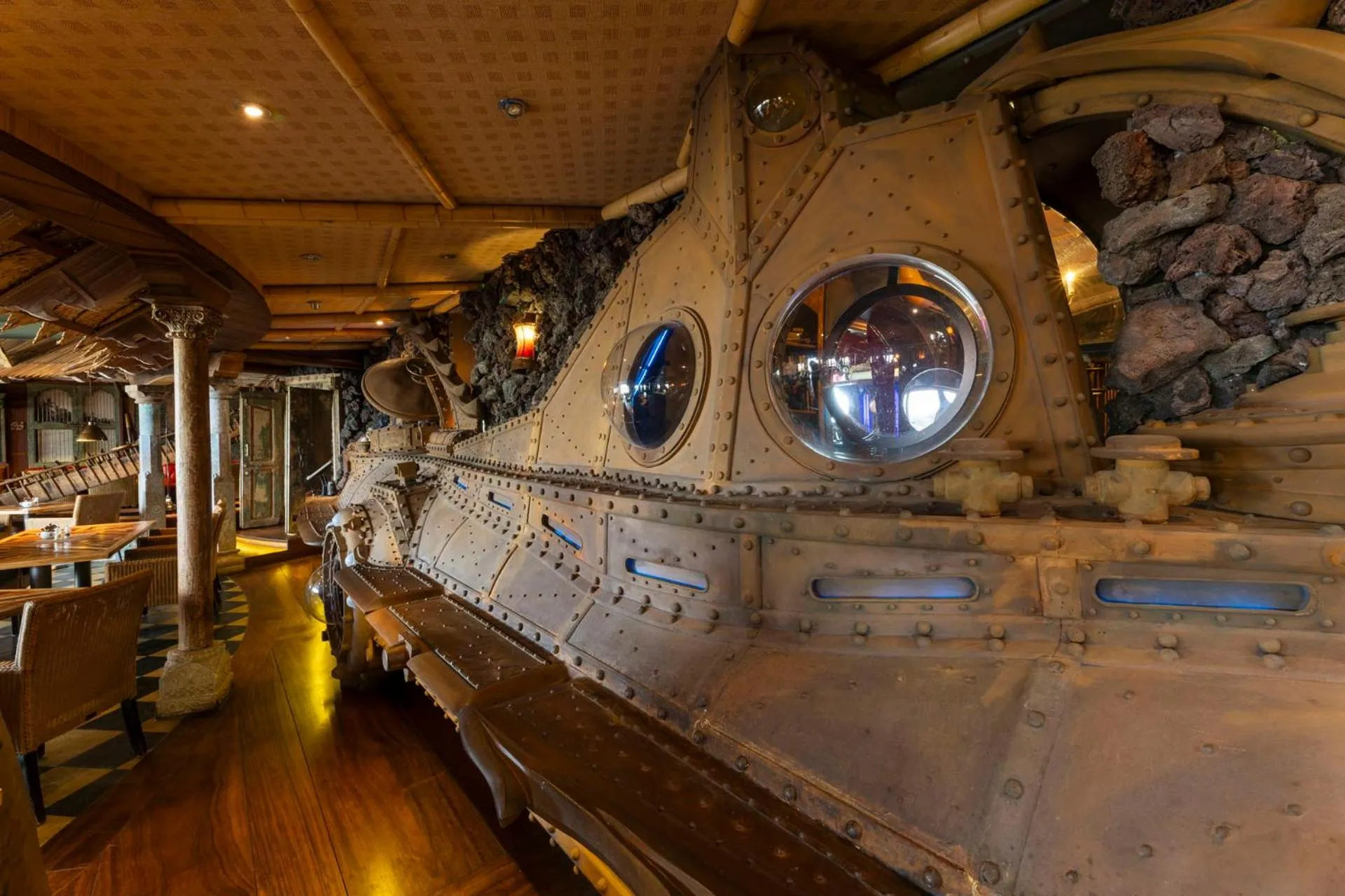 Restaurant/places to eat in Hotel Nautilus