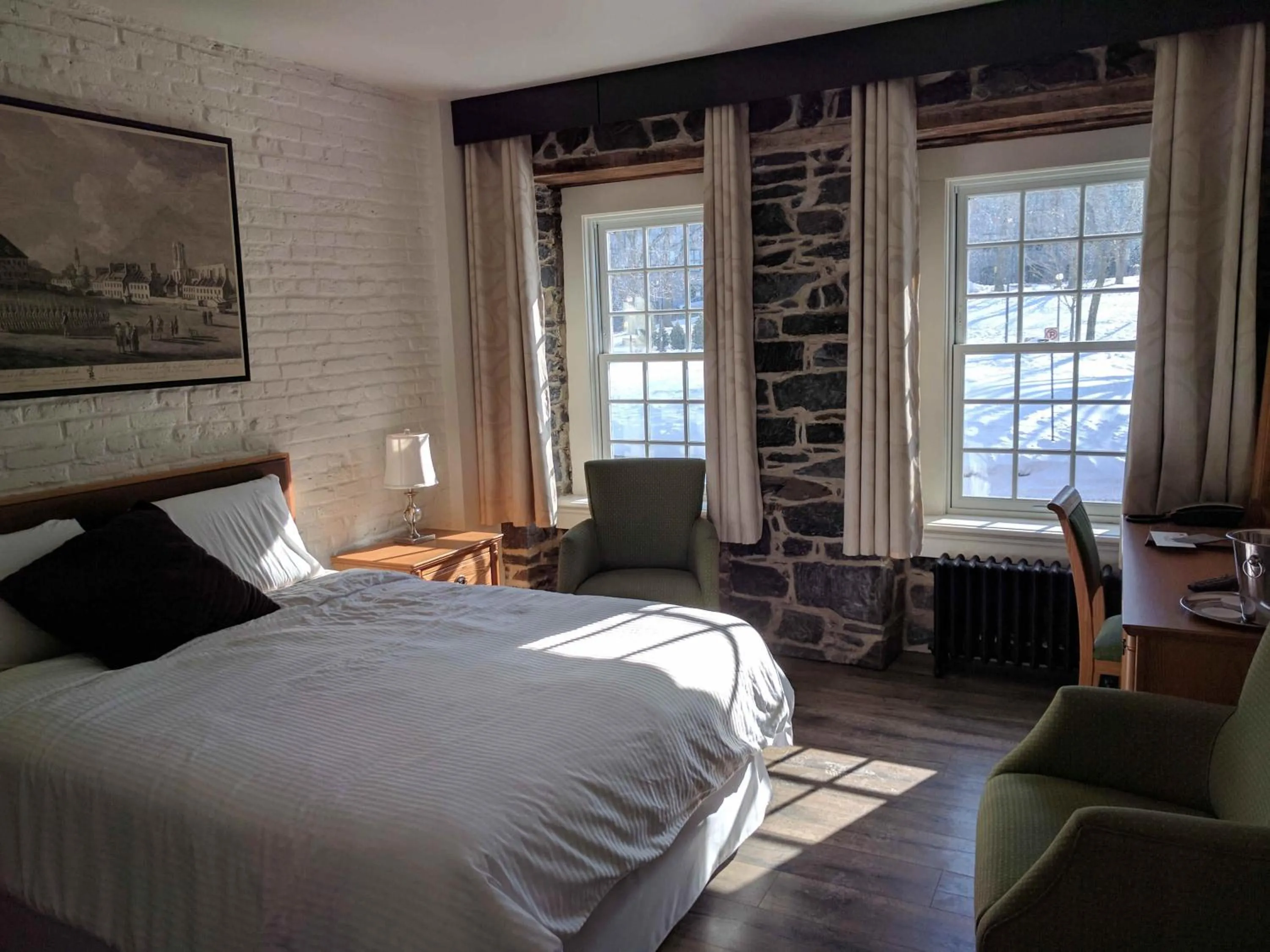 Photo of the whole room, Bed in Auberge du Trésor