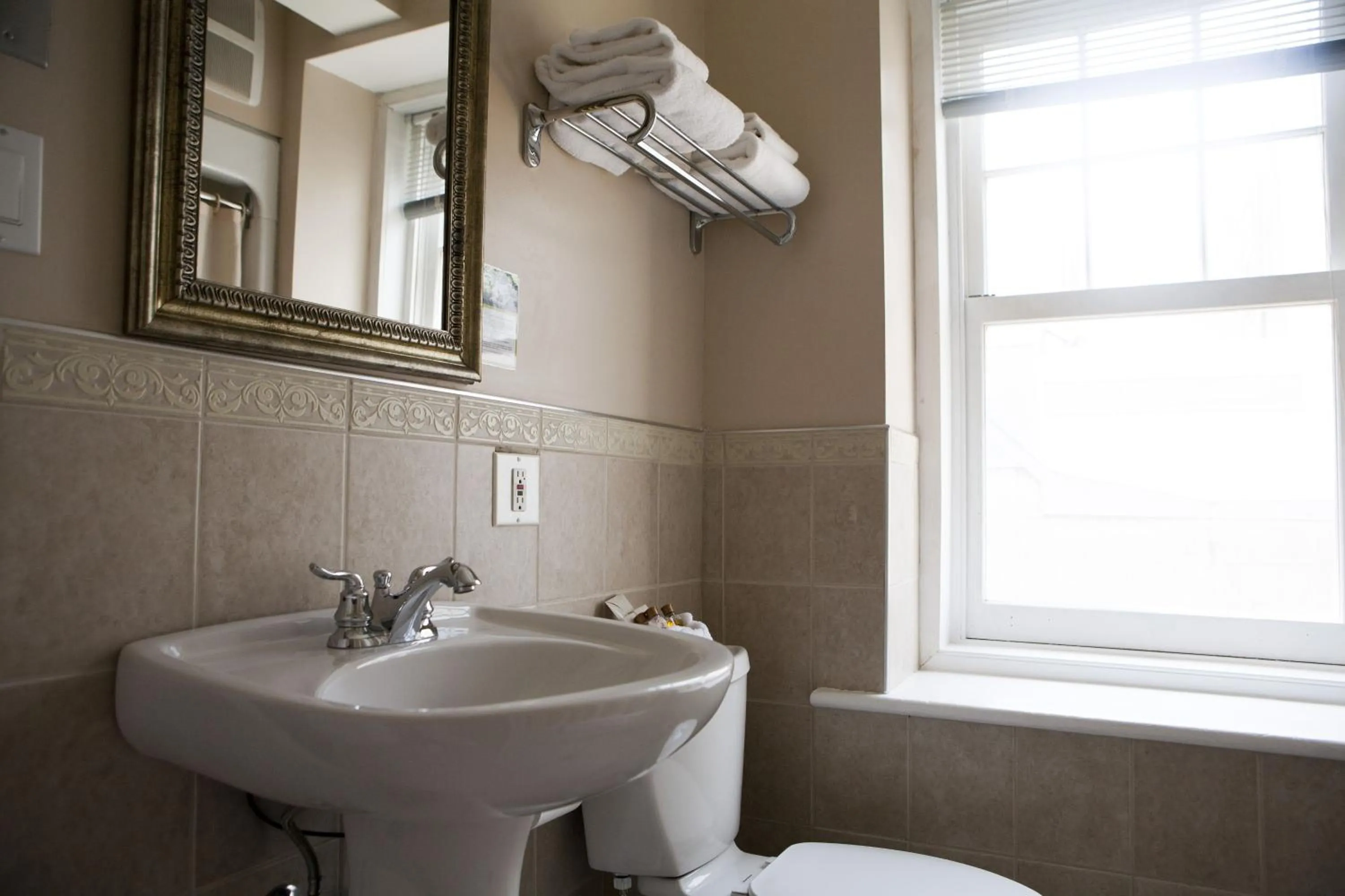 Toilet in Auberge du Trésor