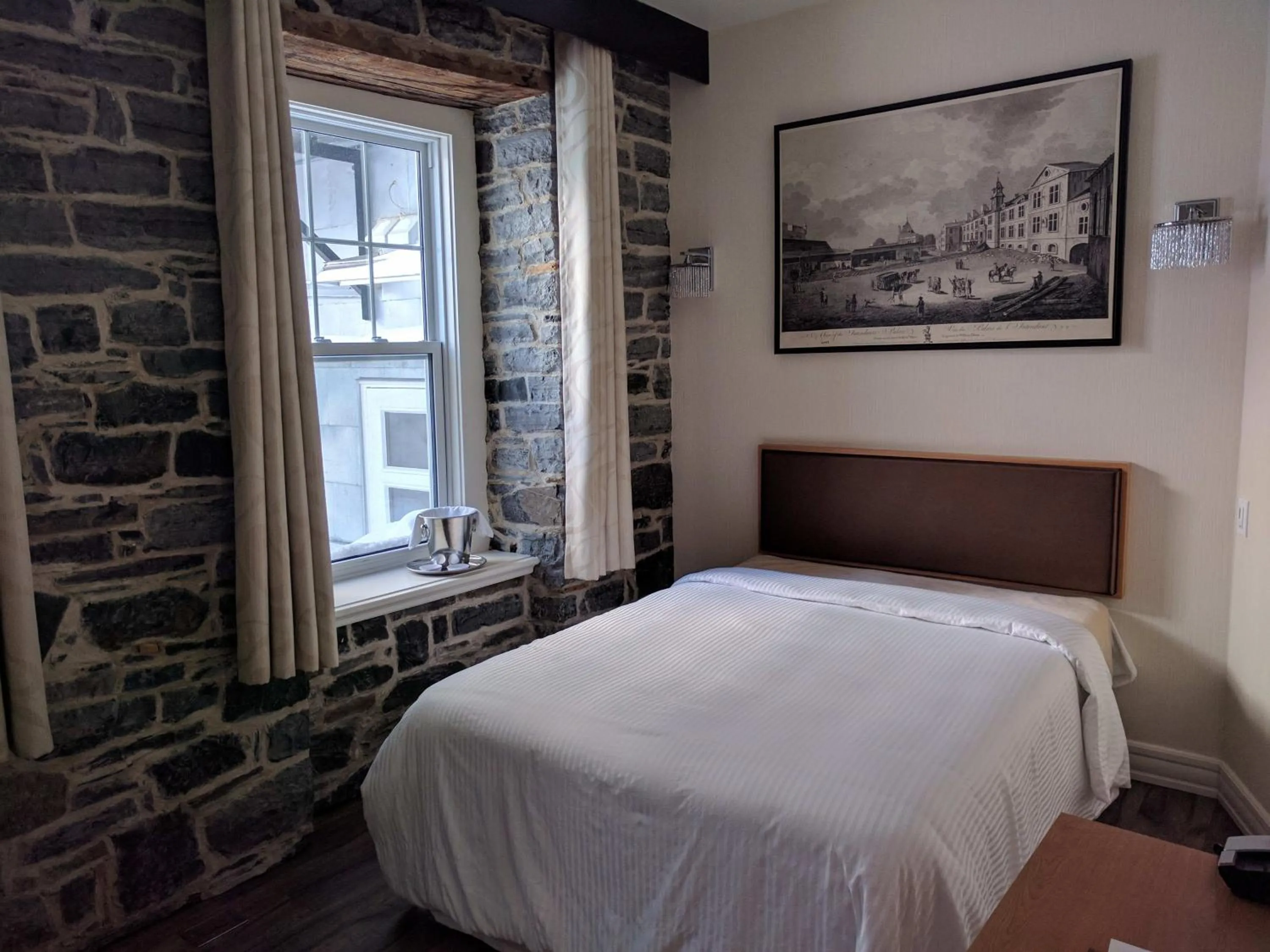Photo of the whole room, Bed in Auberge du Trésor