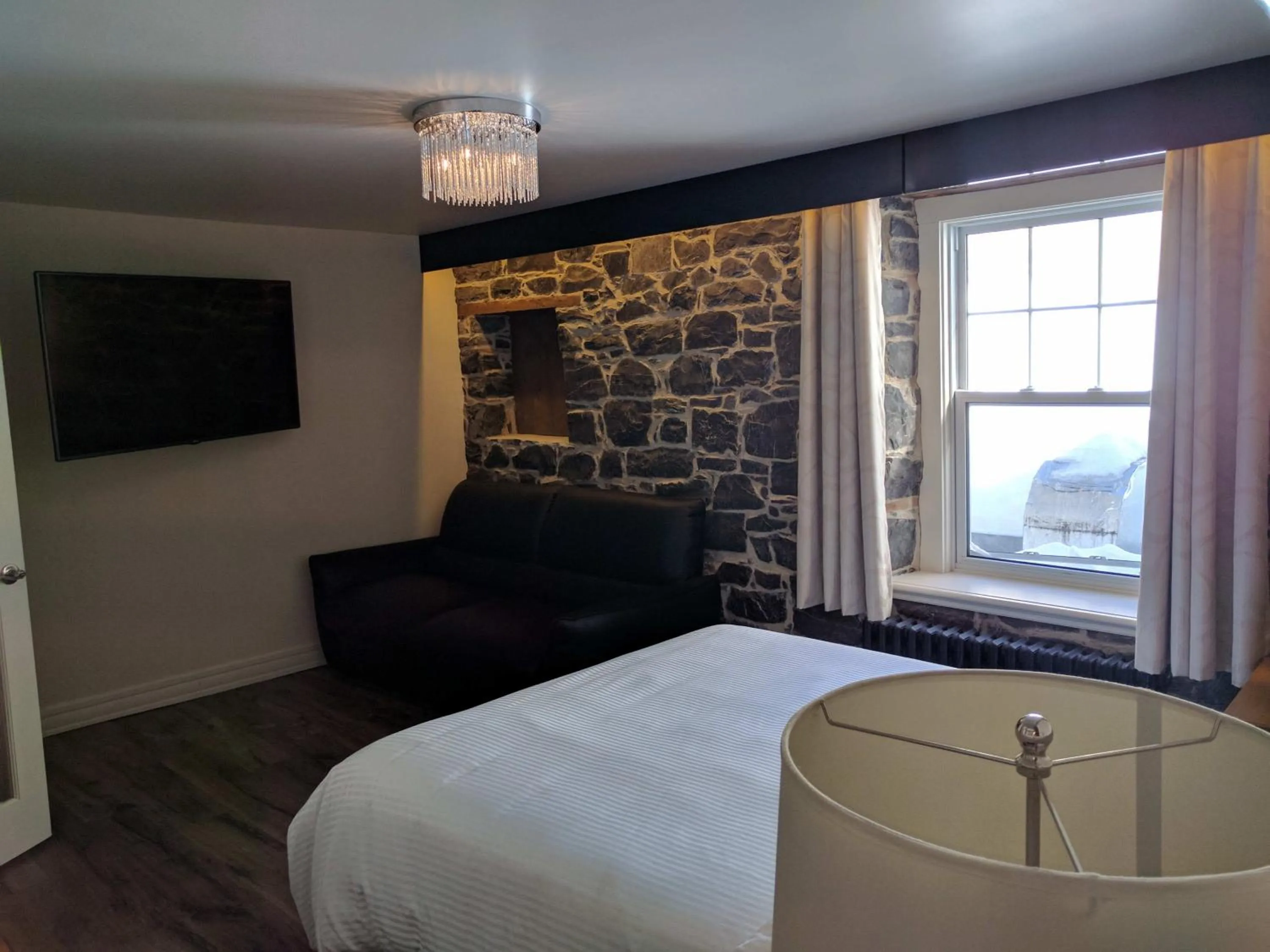 Photo of the whole room, Bed in Auberge du Trésor