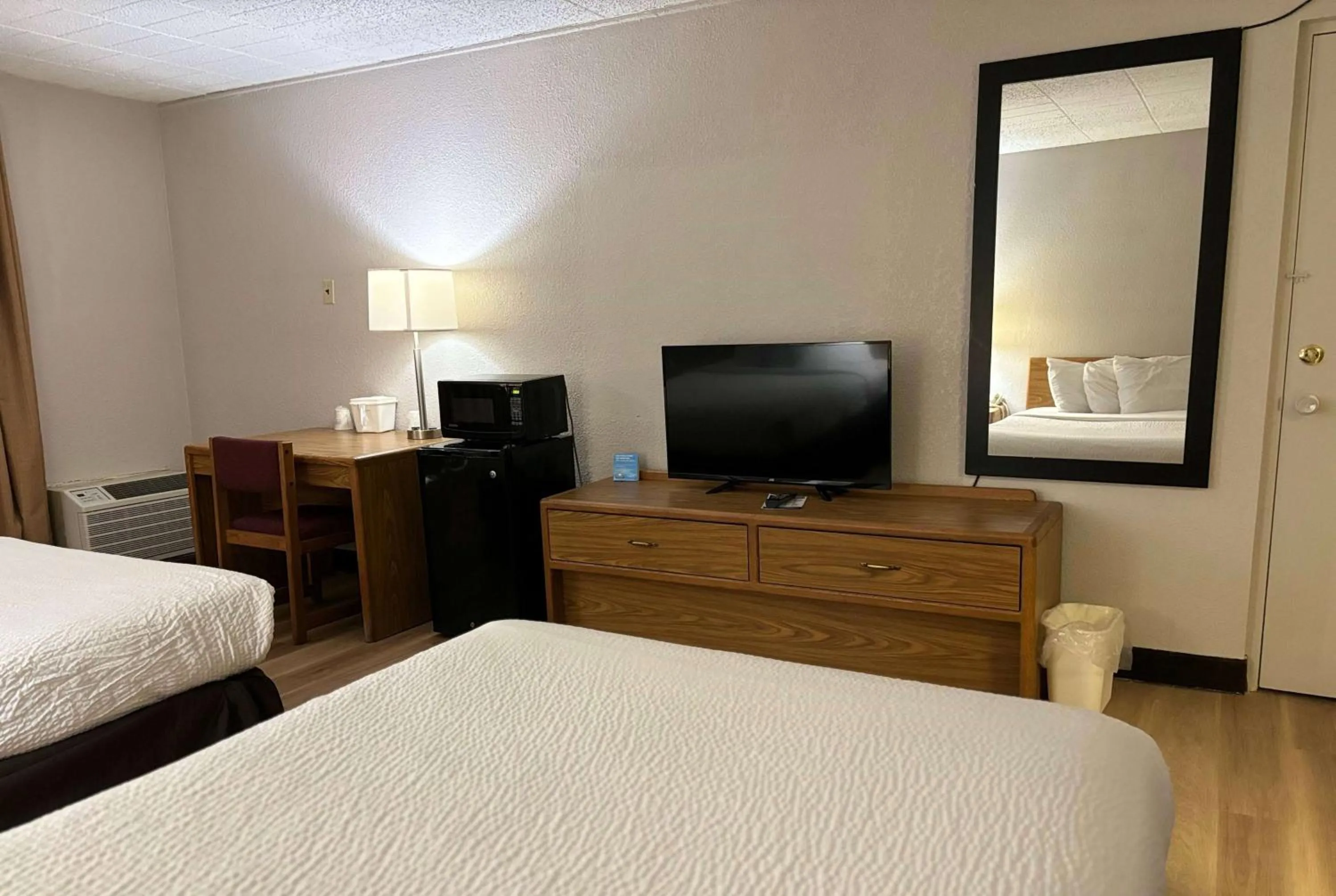 Photo of the whole room, Bed in Days Inn by Wyndham Williamsport