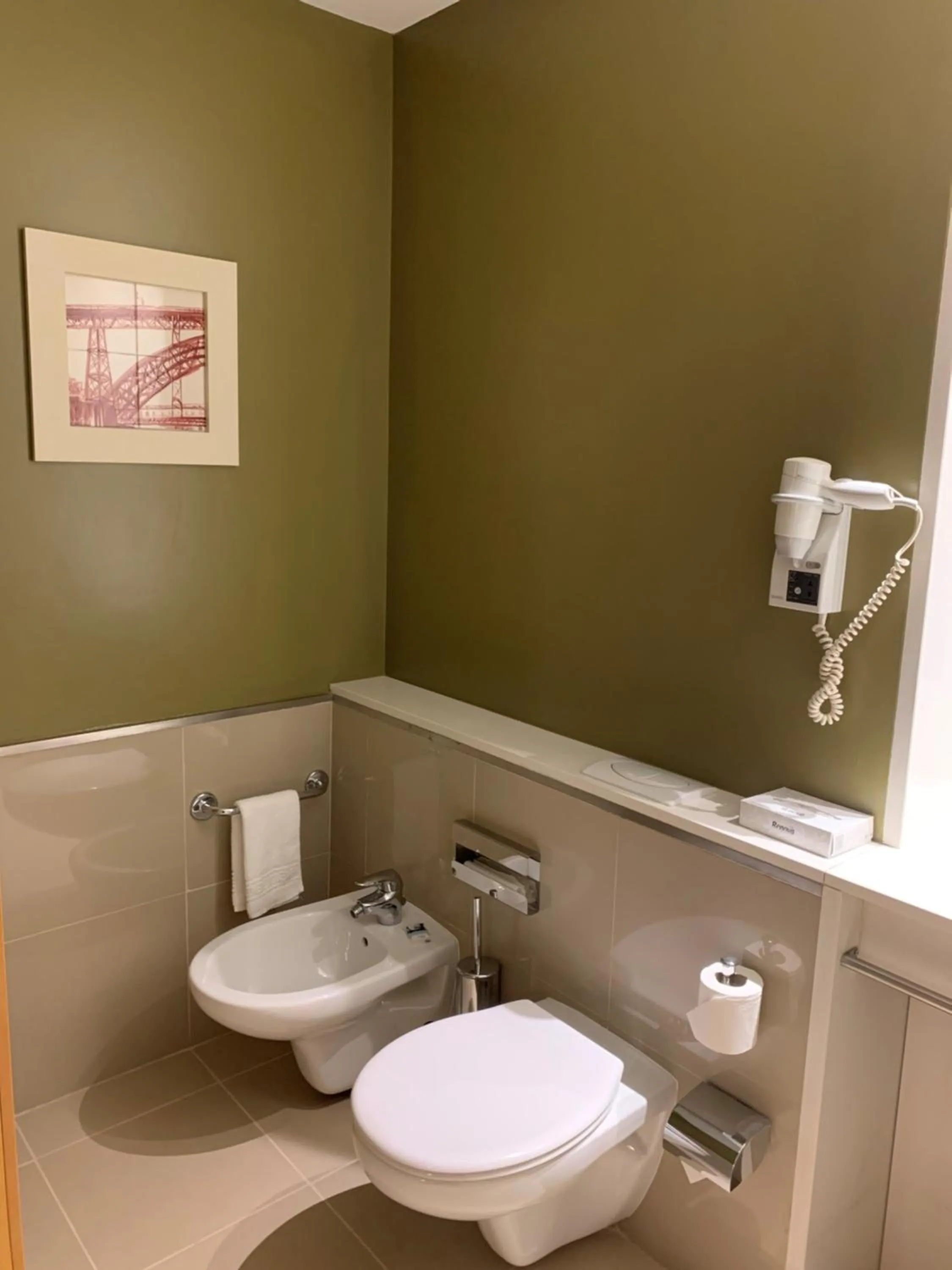 Toilet in Hotel Mercure Porto Gaia