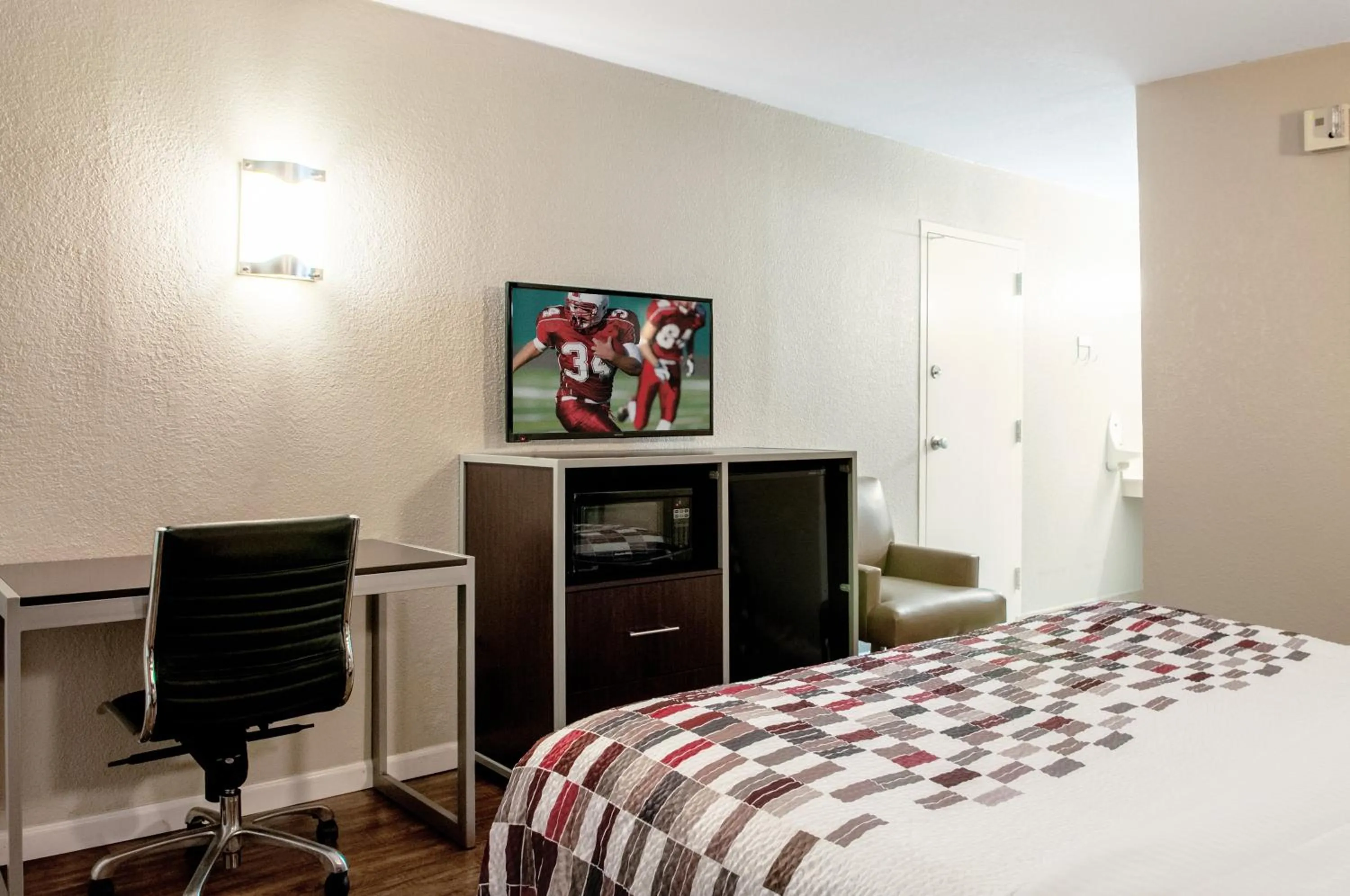 Photo of the whole room, Bed in Red Roof Inn Slidell