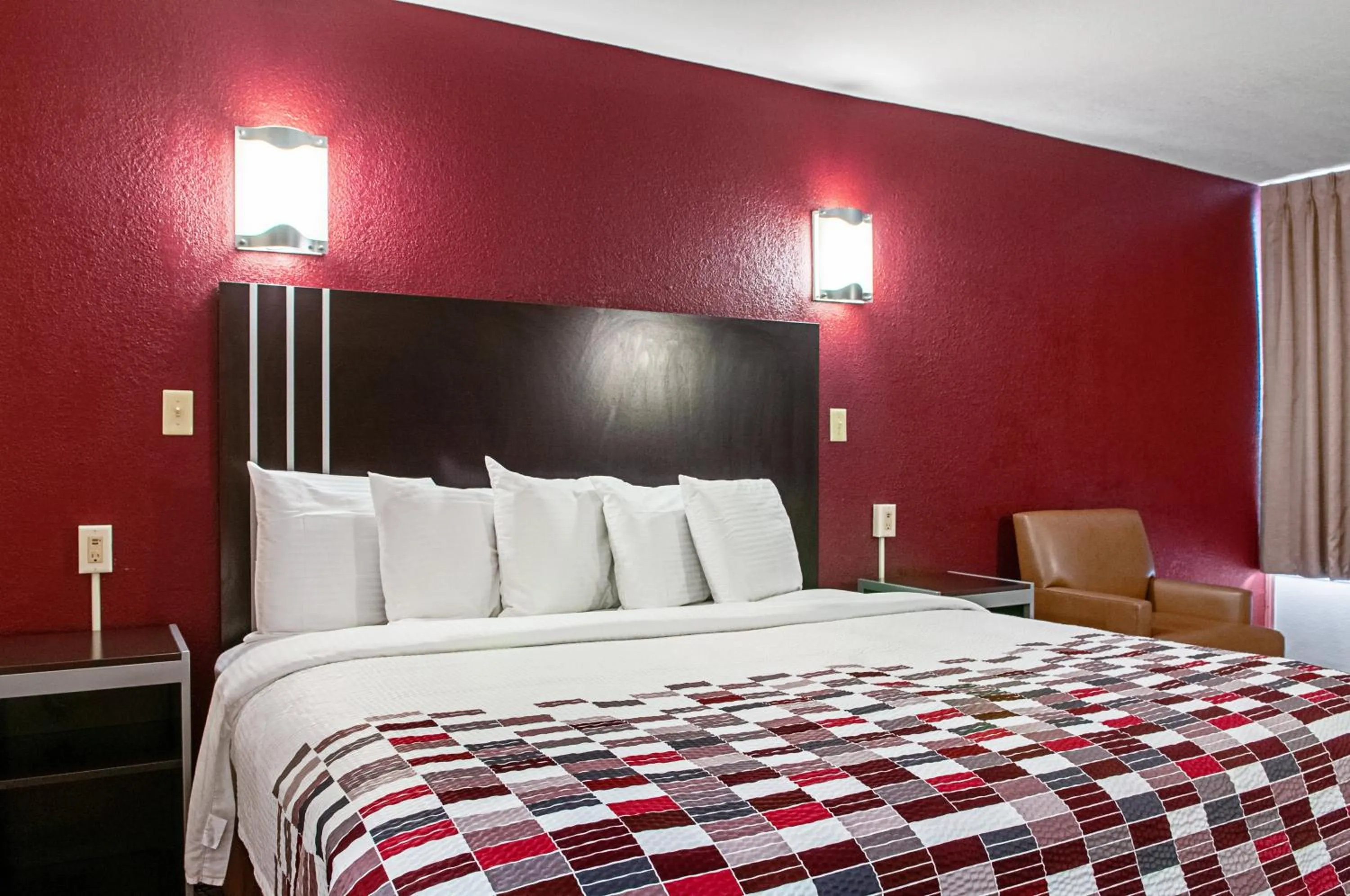 Photo of the whole room, Bed in Red Roof Inn Slidell