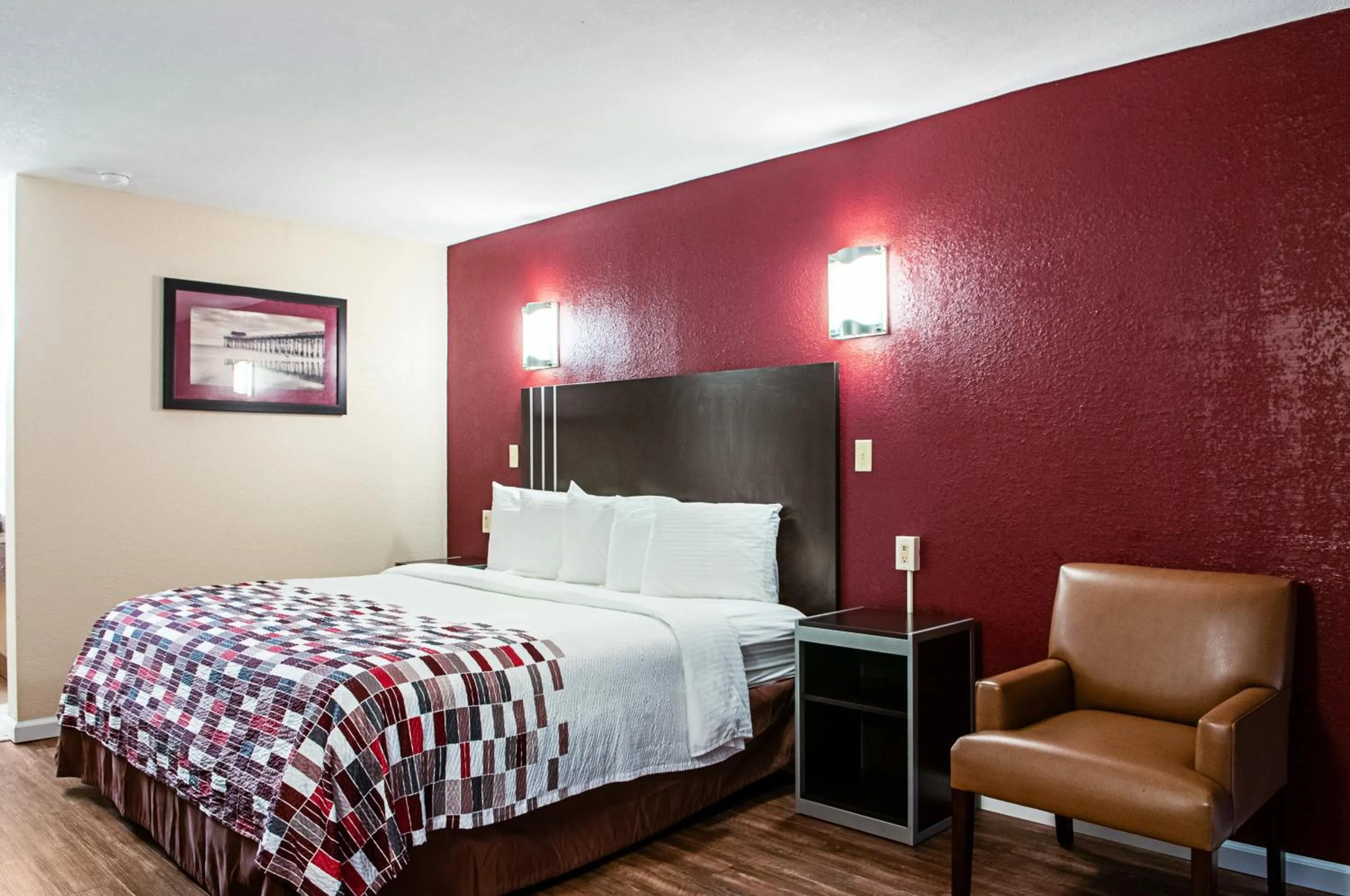Photo of the whole room, Bed in Red Roof Inn Slidell