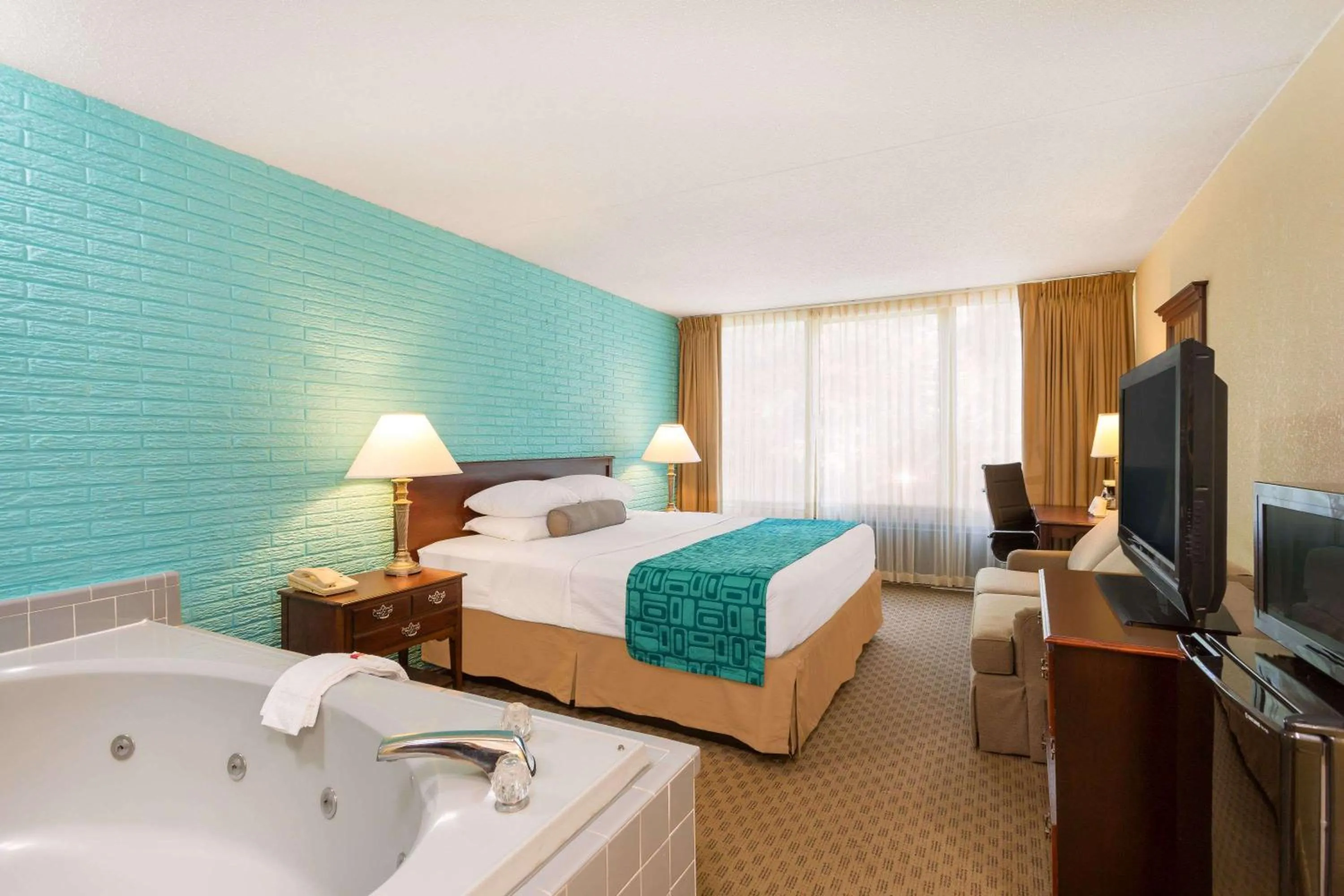Photo of the whole room, Bed in Howard Johnson by Wyndham Williamsburg