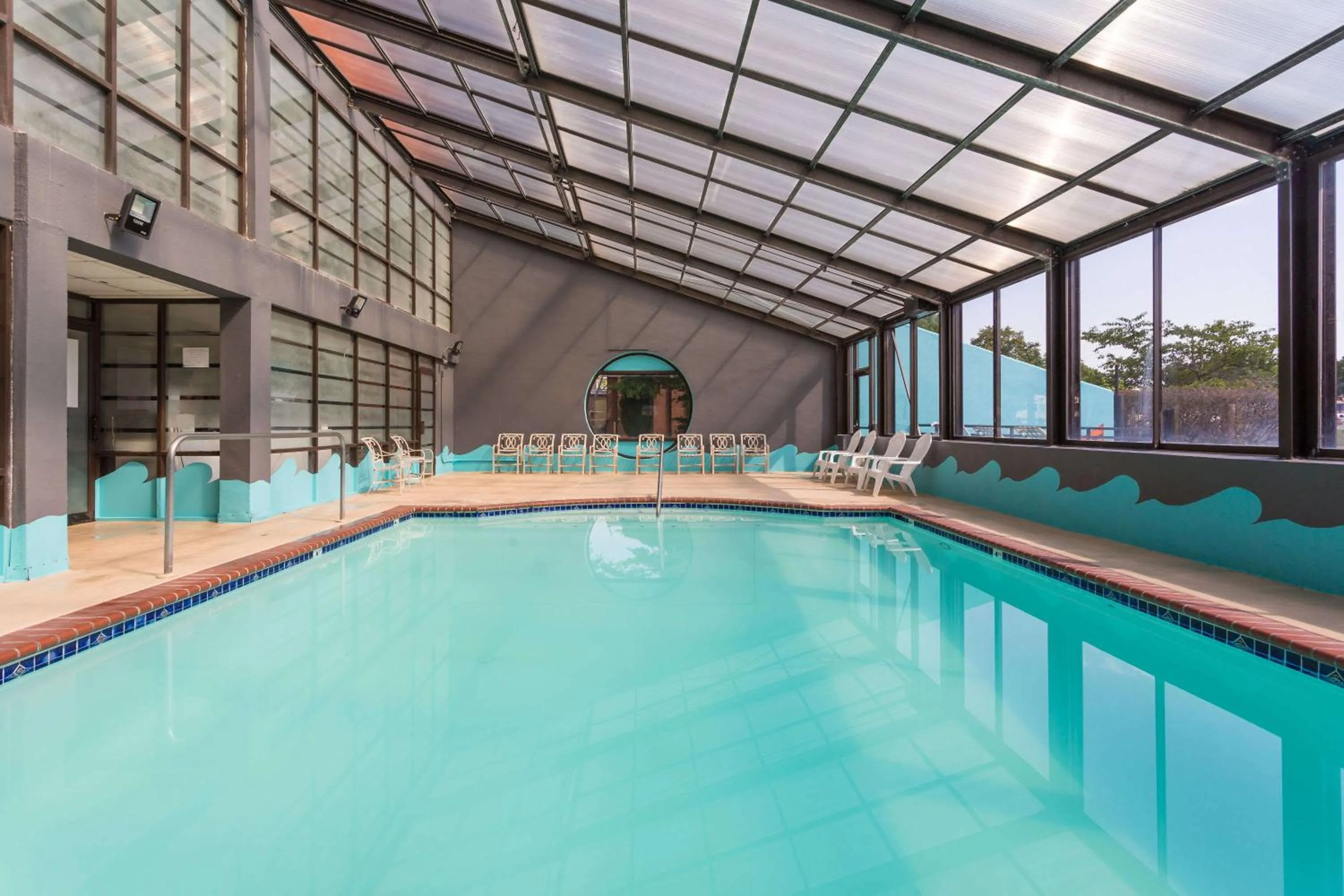 Swimming pool in Howard Johnson by Wyndham Williamsburg