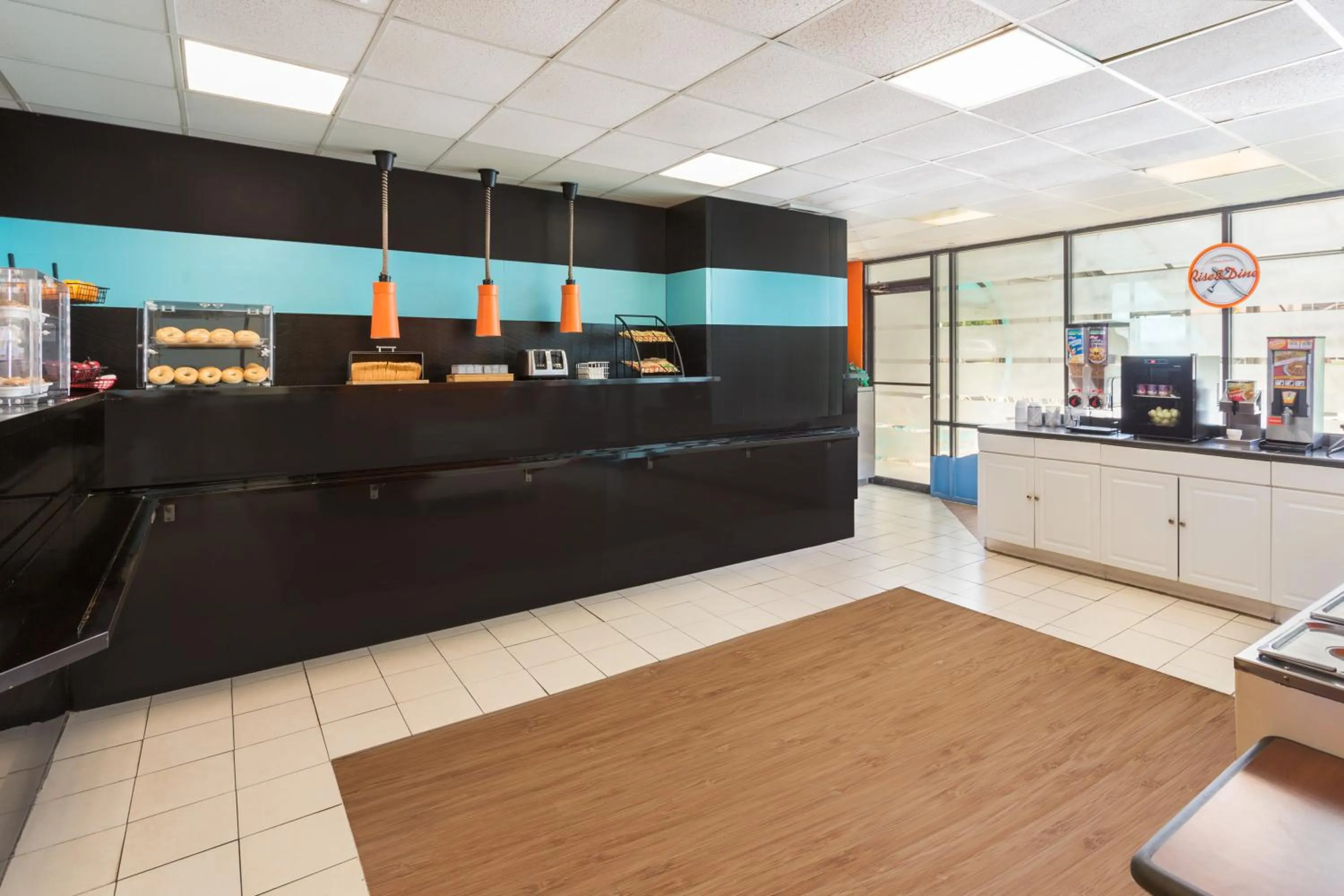 Breakfast in Howard Johnson by Wyndham Williamsburg