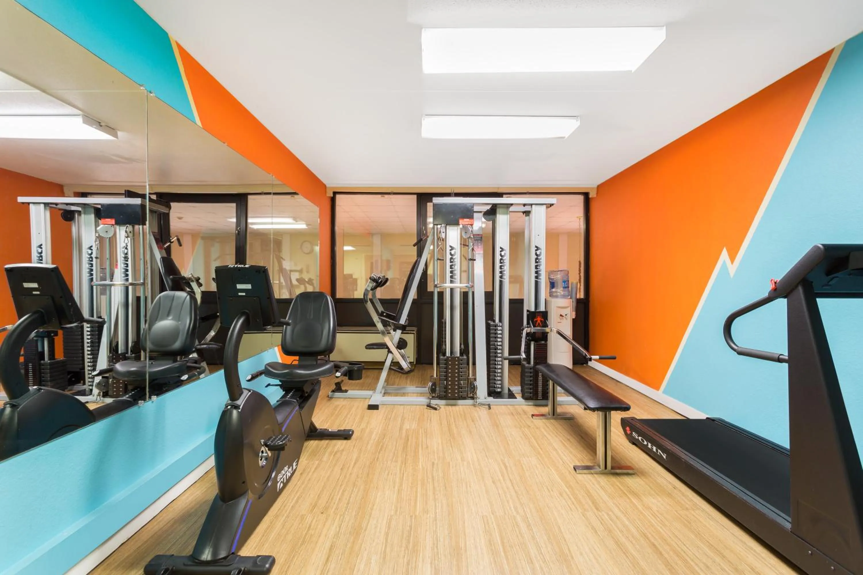 Fitness centre/facilities in Howard Johnson by Wyndham Williamsburg