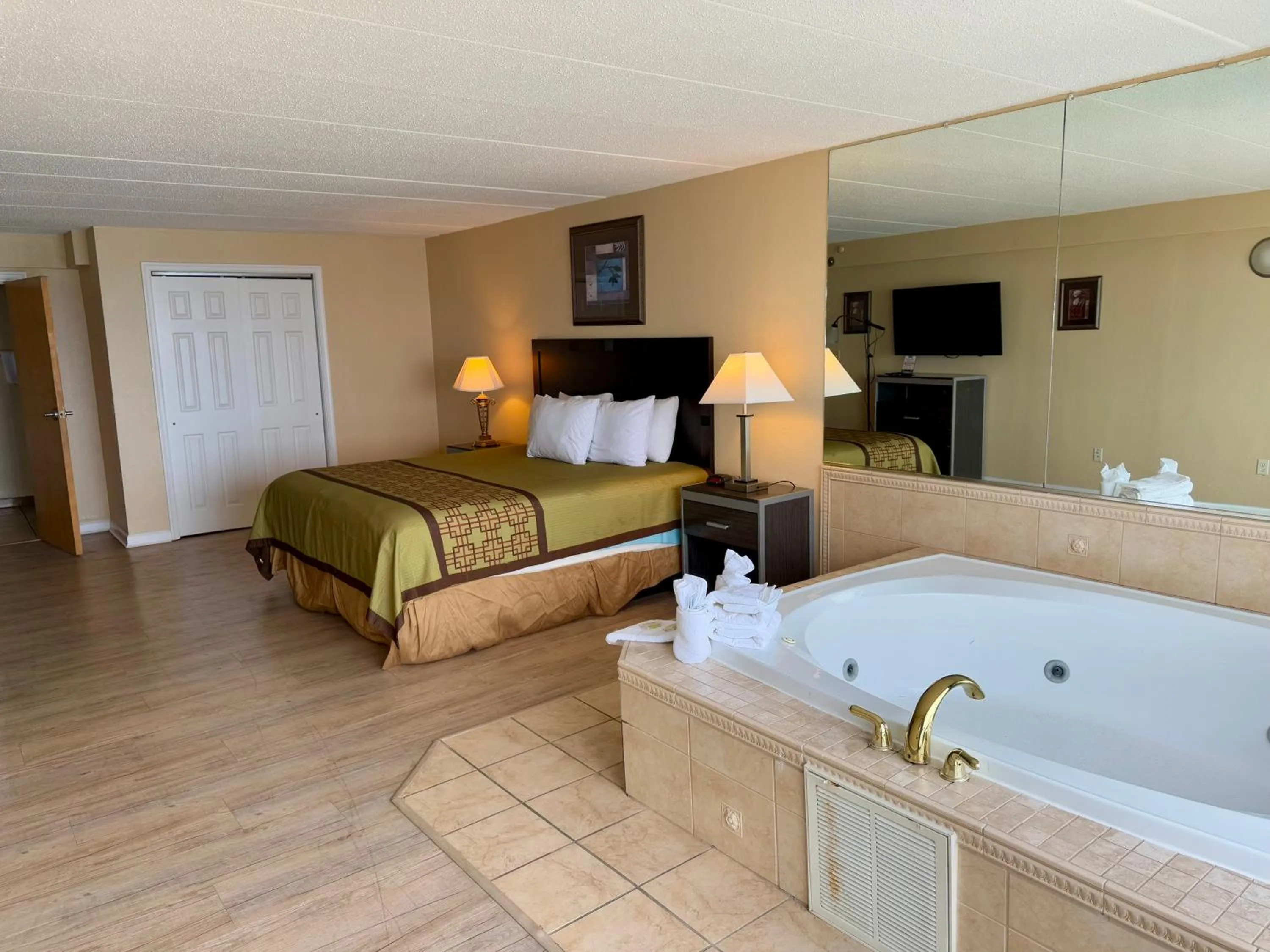 Hot Tub, Bed in Aquarius Oceanfront Hotel