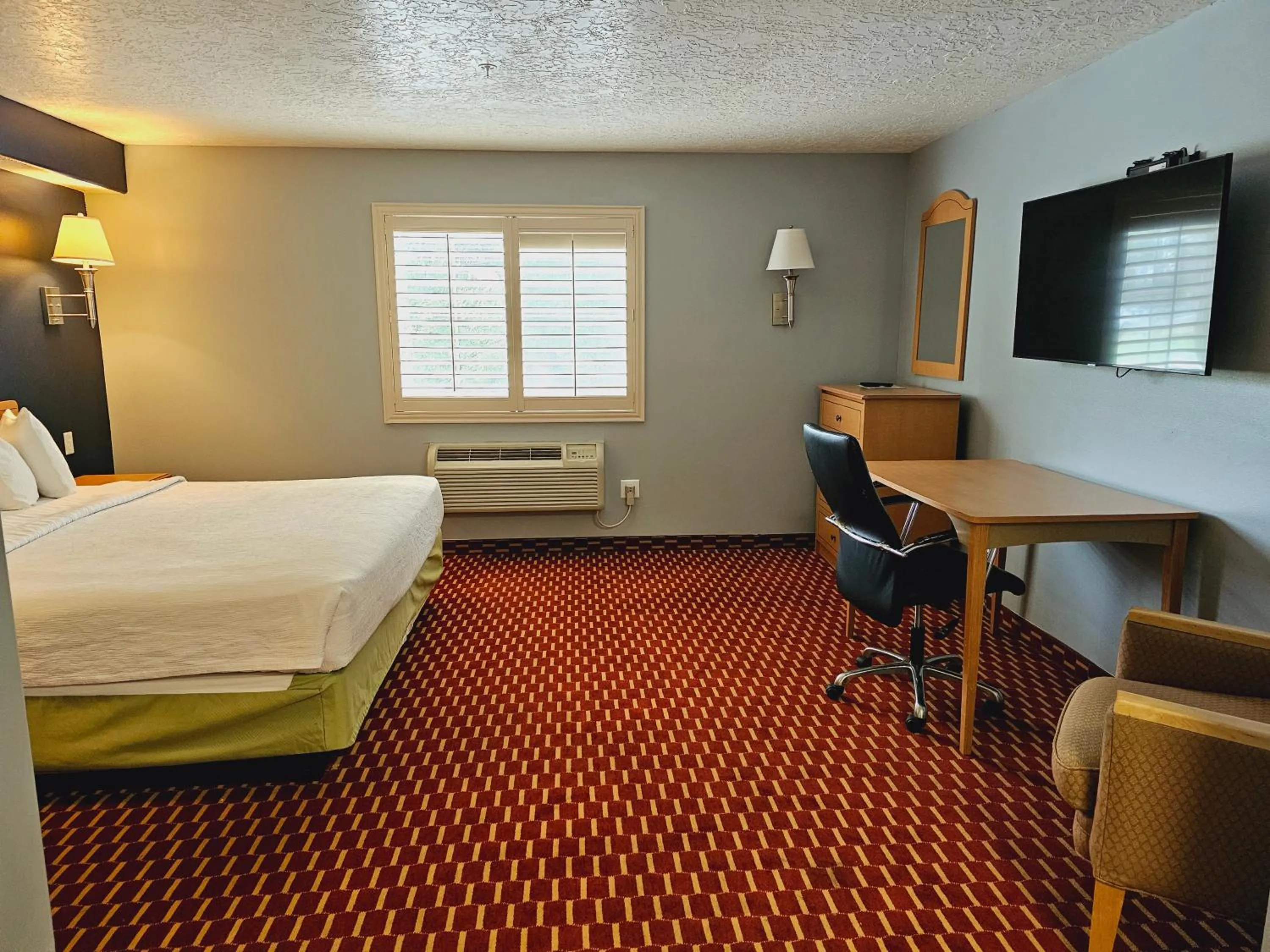 TV and multimedia, Bed in Executive Inn & Suites Extended Stay - Vernal