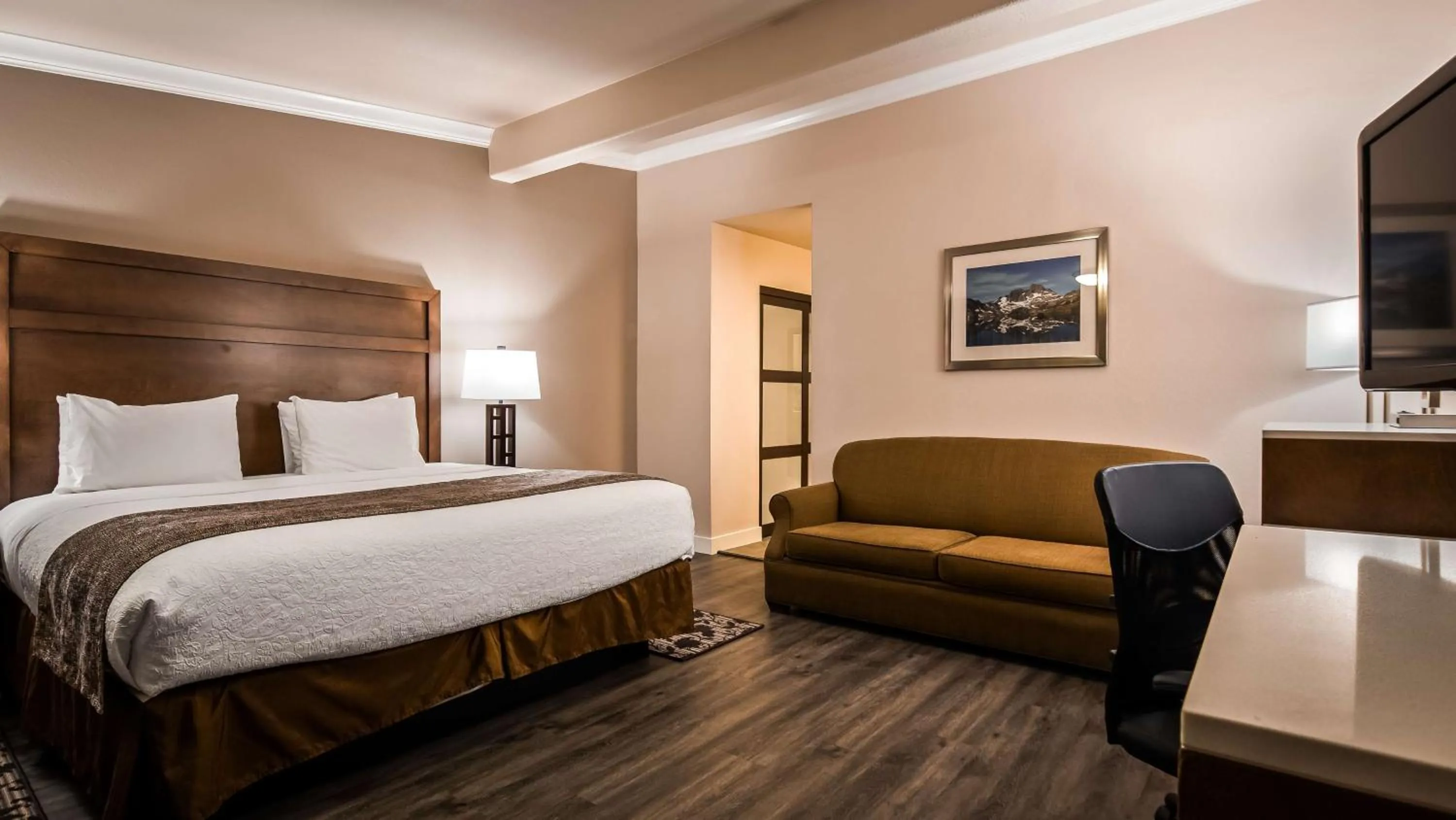 Photo of the whole room, Bed in Best Western Bishop Lodge