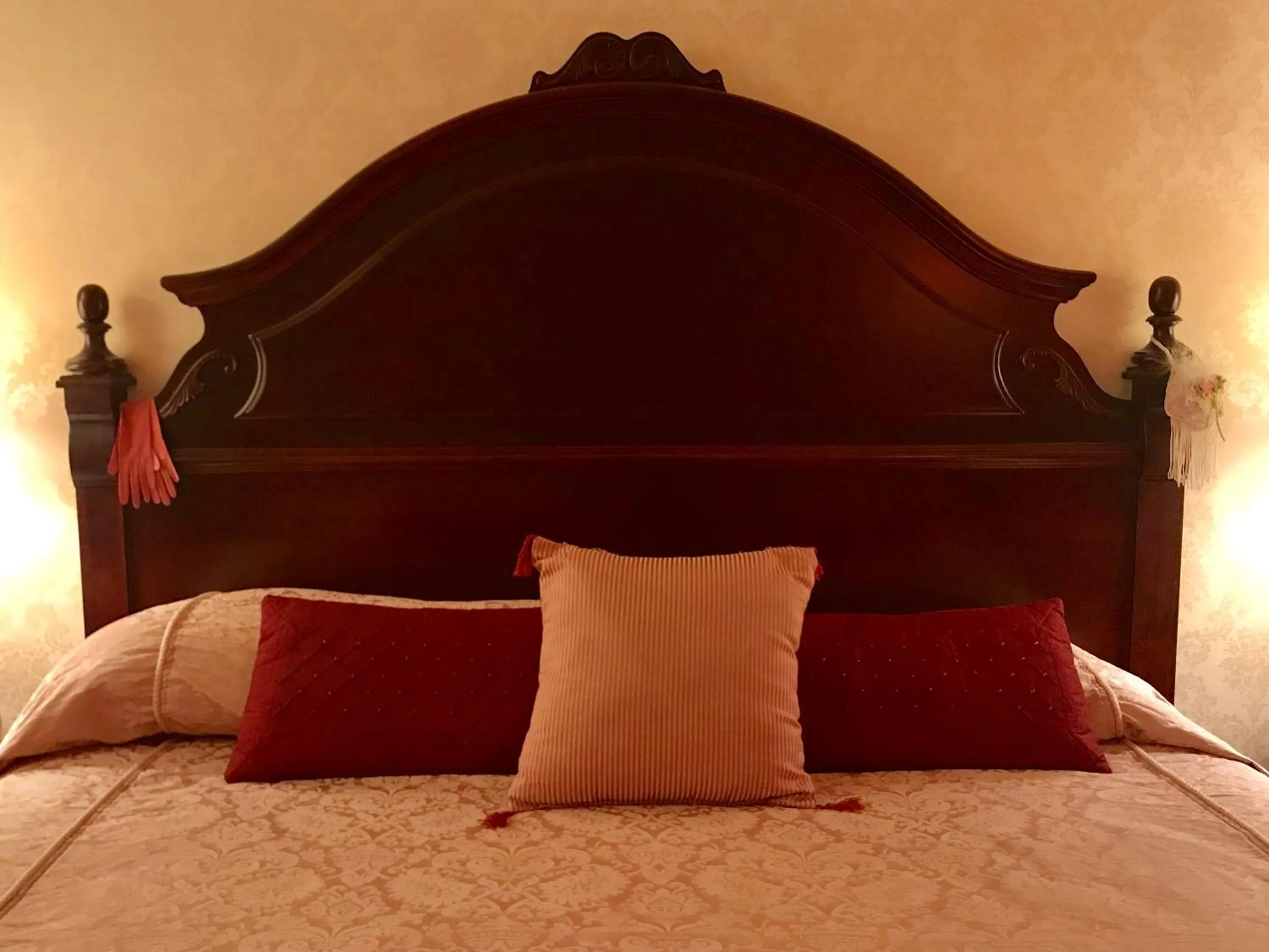 Bed in 1896 House Country Inn - Barnside Inn