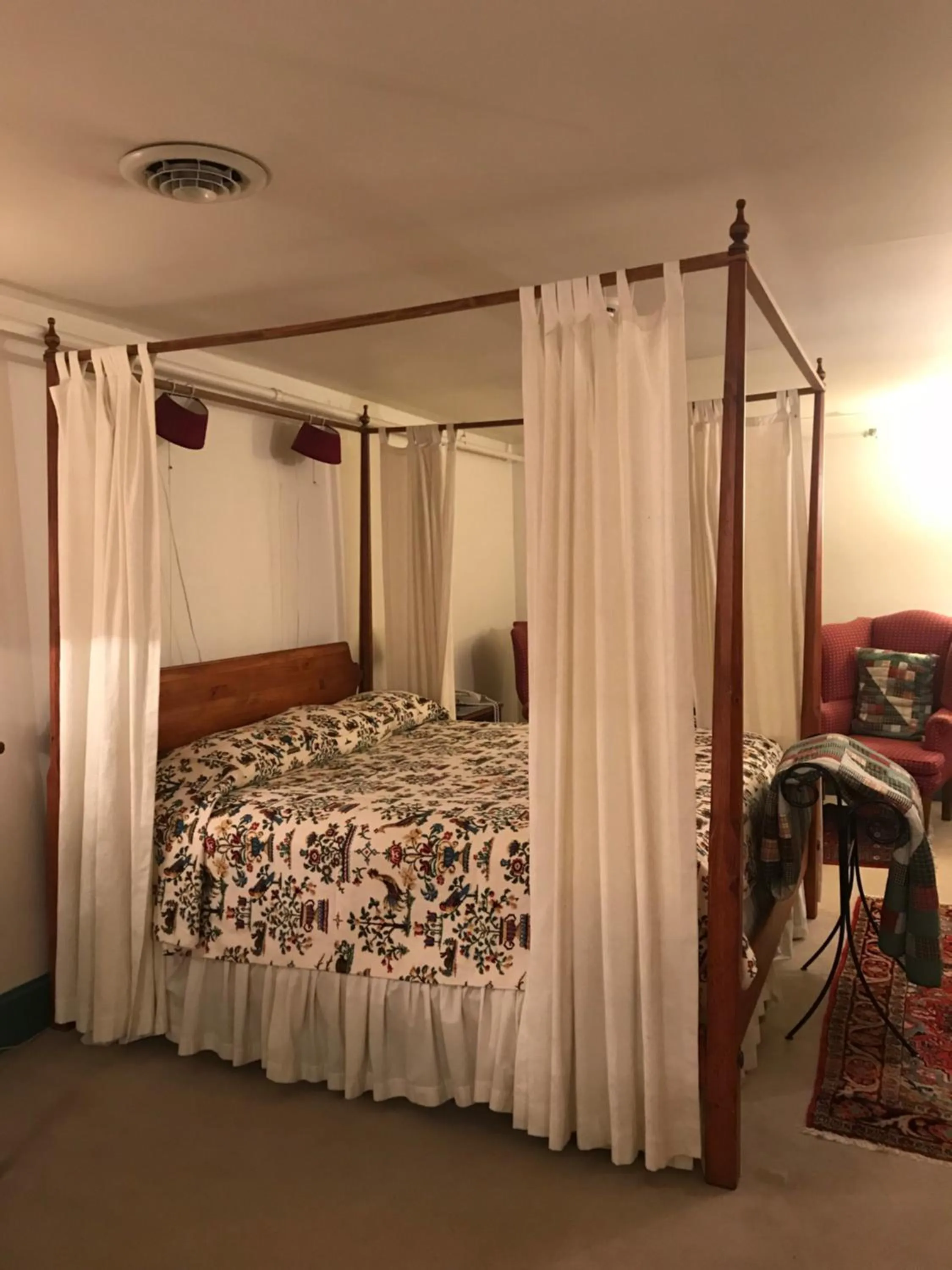 Bed in 1896 House Country Inn - Barnside Inn