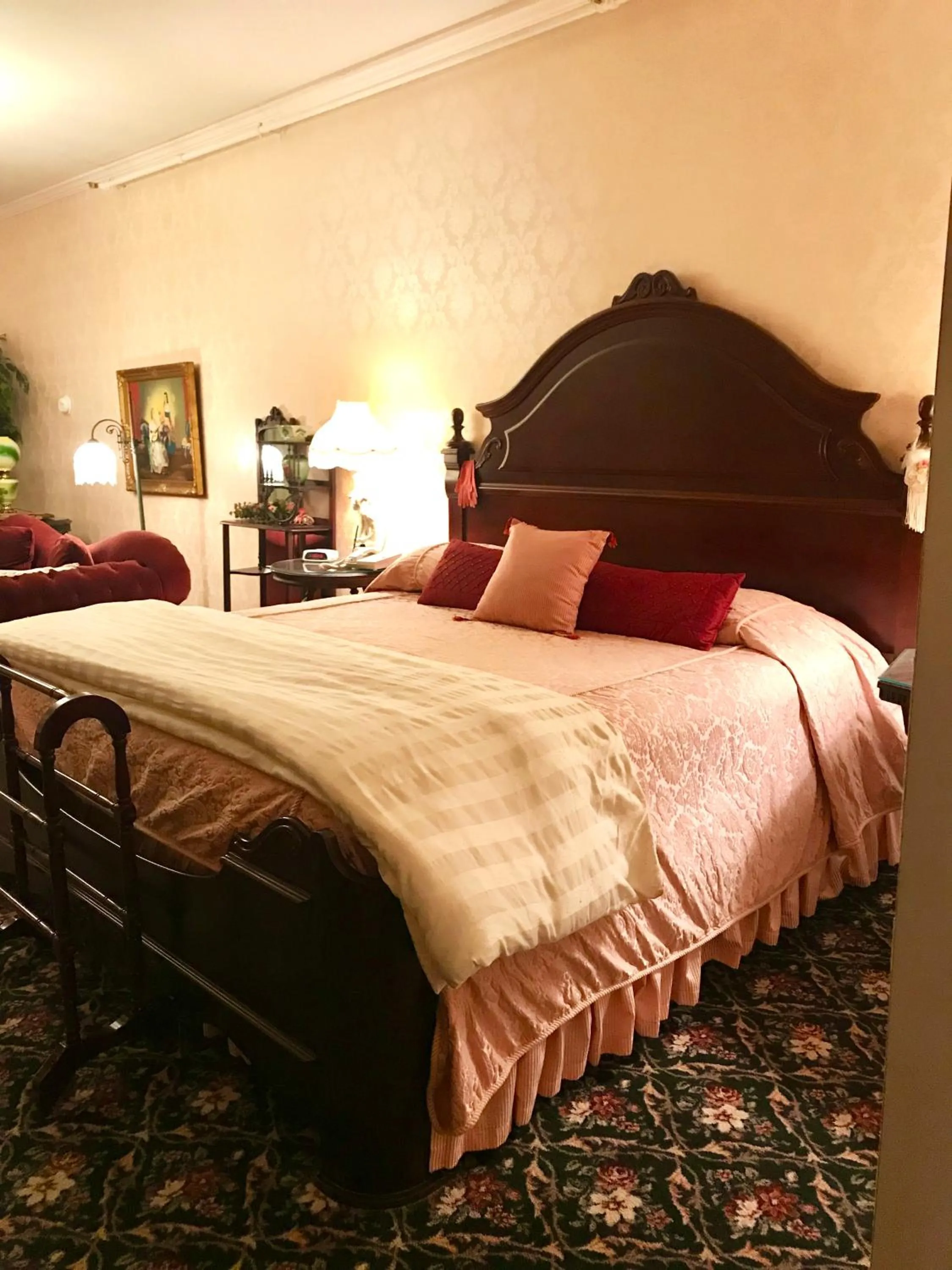 Bed in 1896 House Country Inn - Barnside Inn