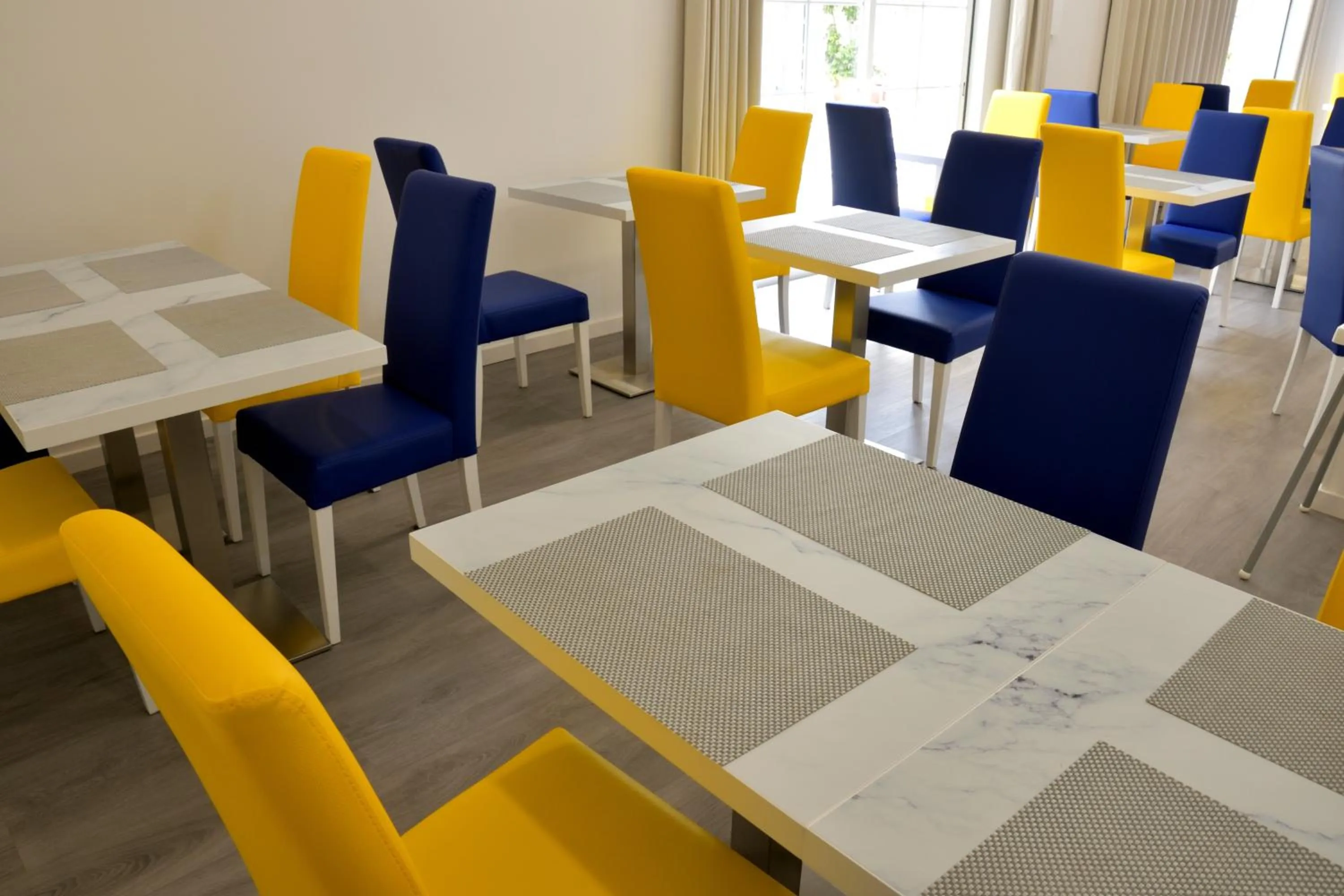 Dining area in Hotel Sol Algarve by Kavia