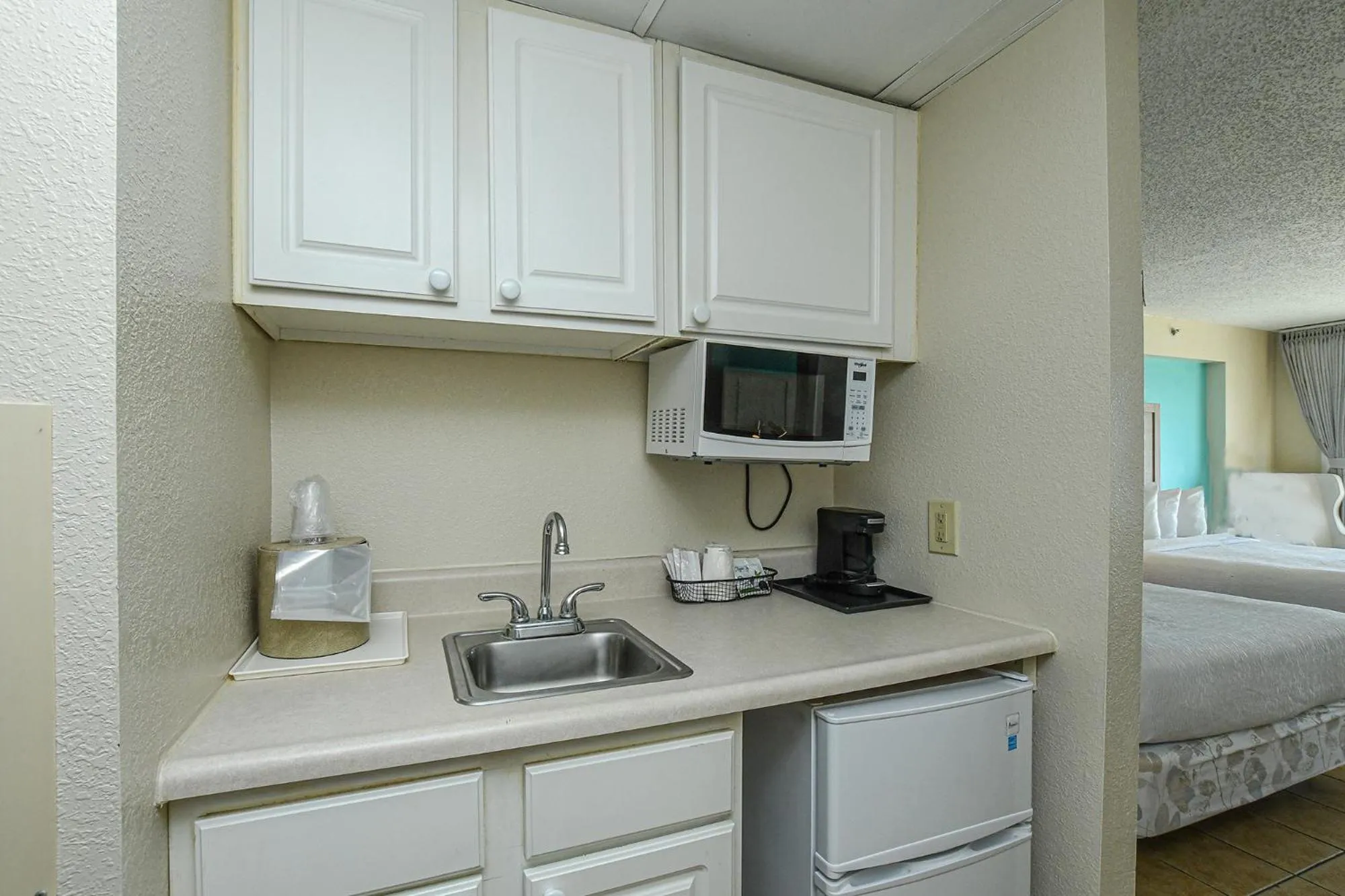 Bed in Paradise Plaza Inn