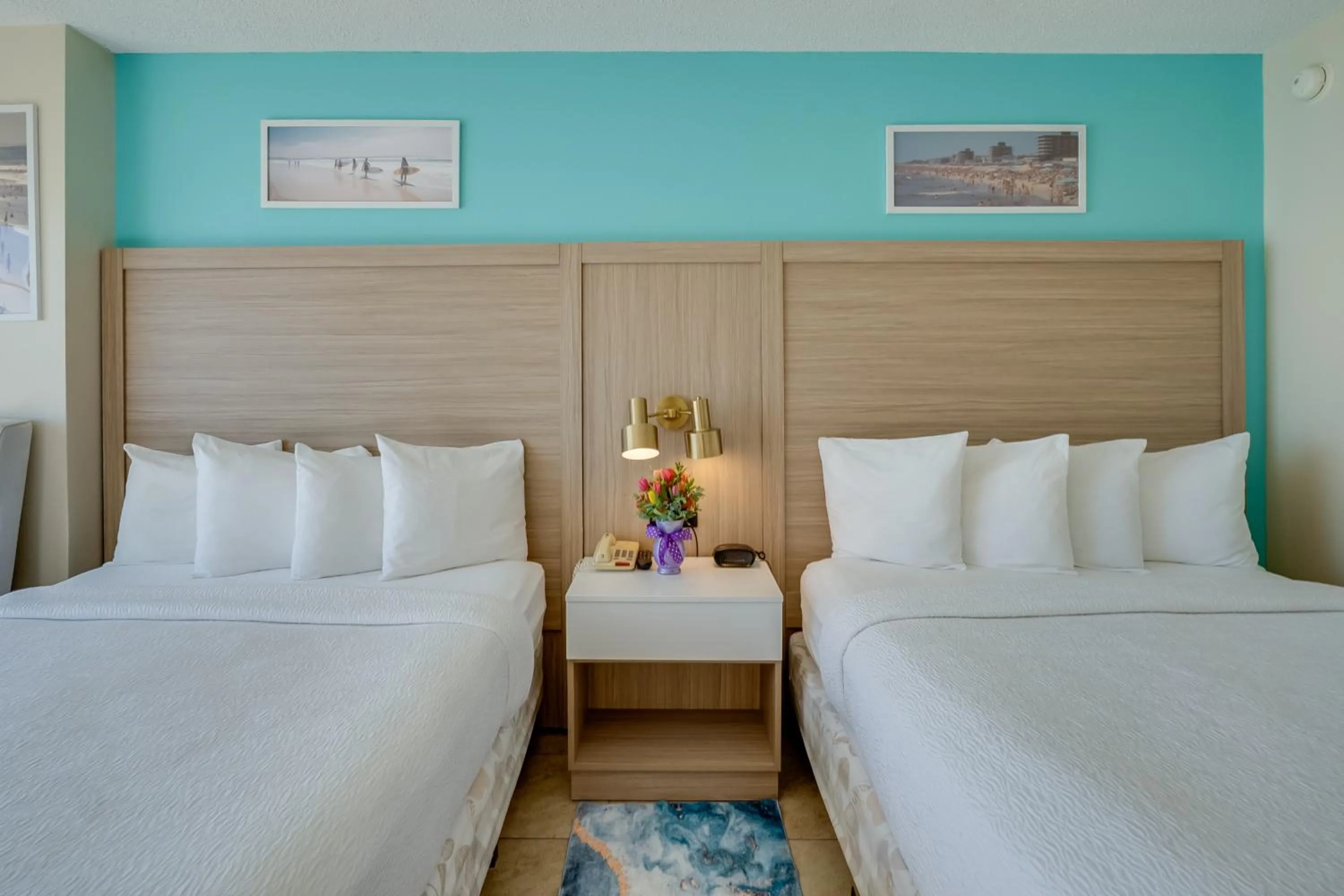 Bed in Paradise Plaza Inn