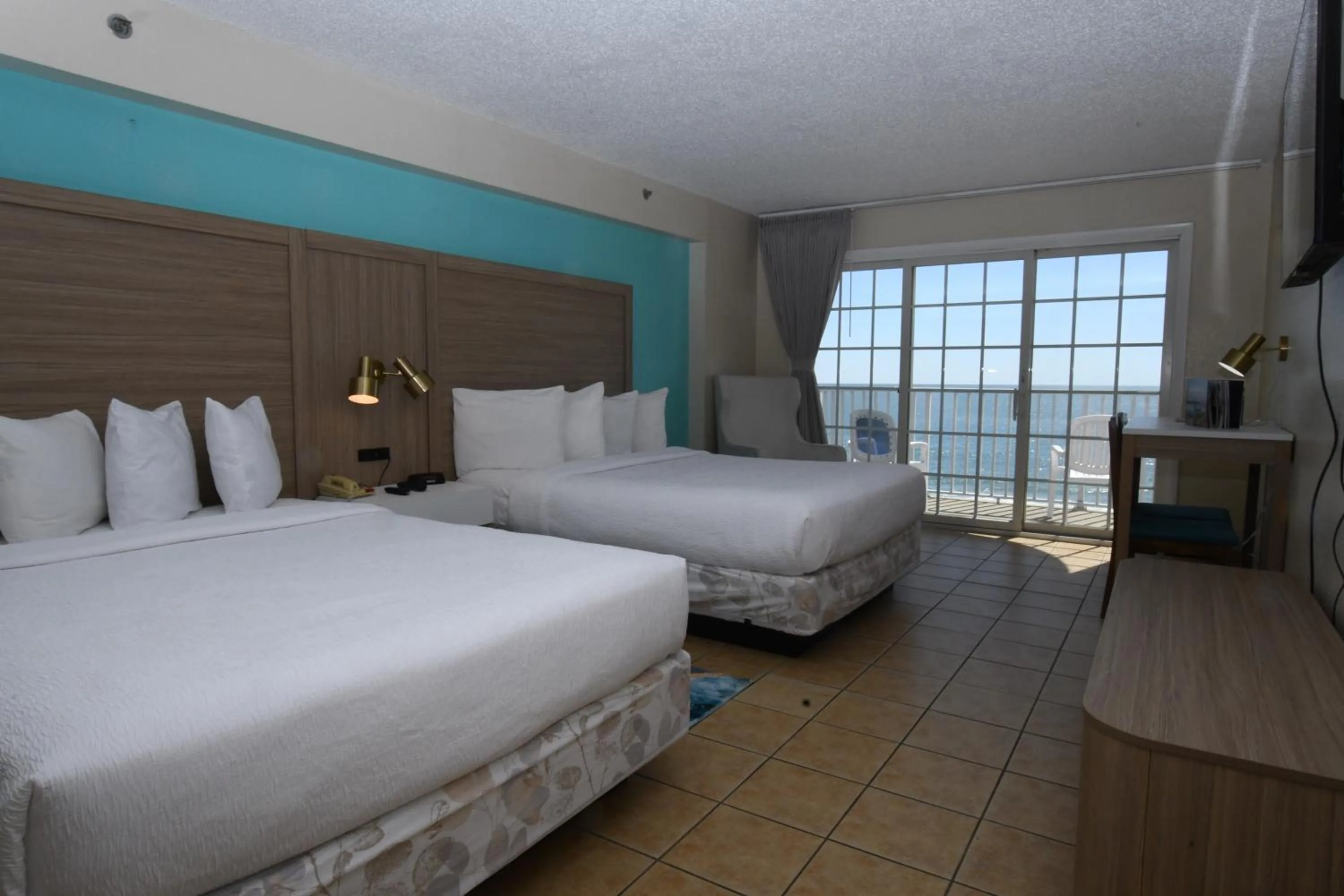 Bed in Paradise Plaza Inn