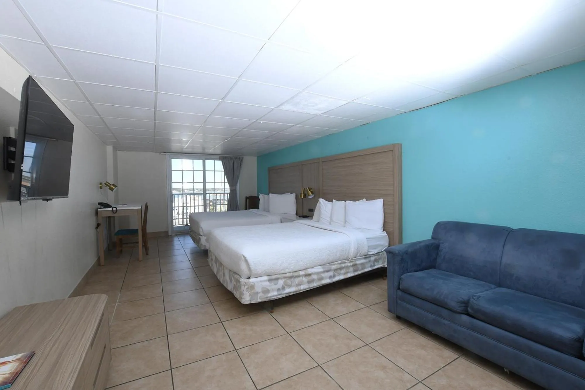 Bed in Paradise Plaza Inn