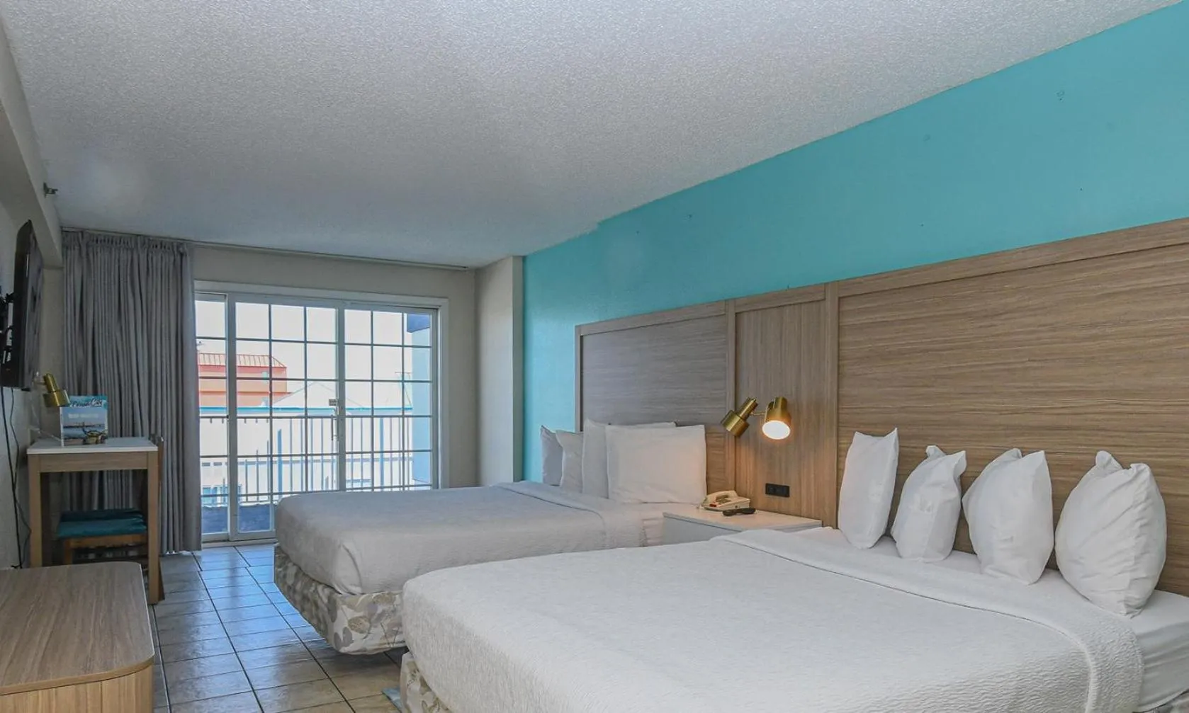 Bed in Paradise Plaza Inn