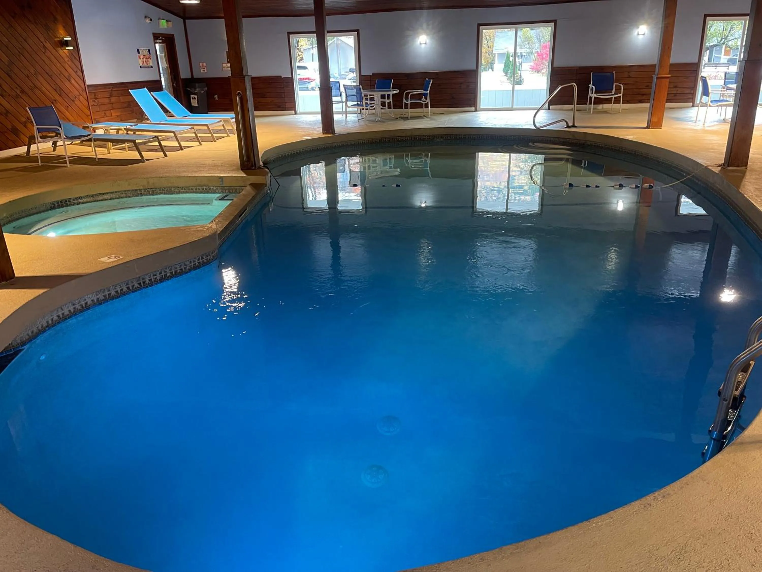 Swimming pool in Woodwards White Mountain Resort, BW Signature Collection