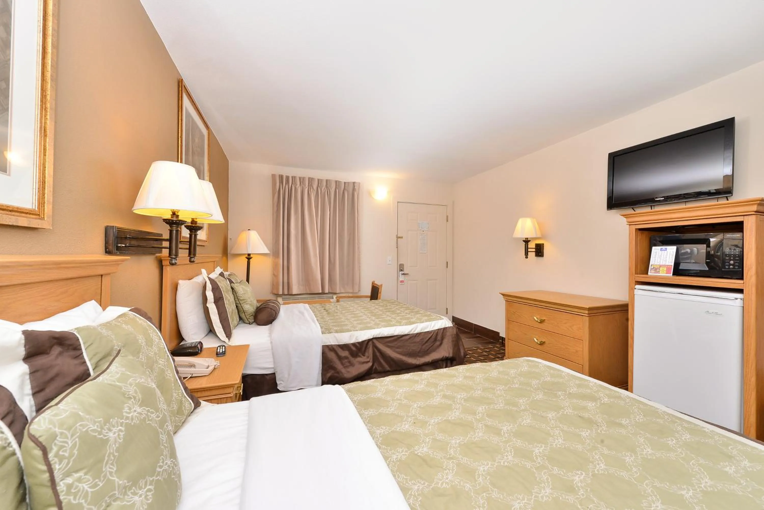 Bed in Americas Best Value Inn Near Downtown Nashville