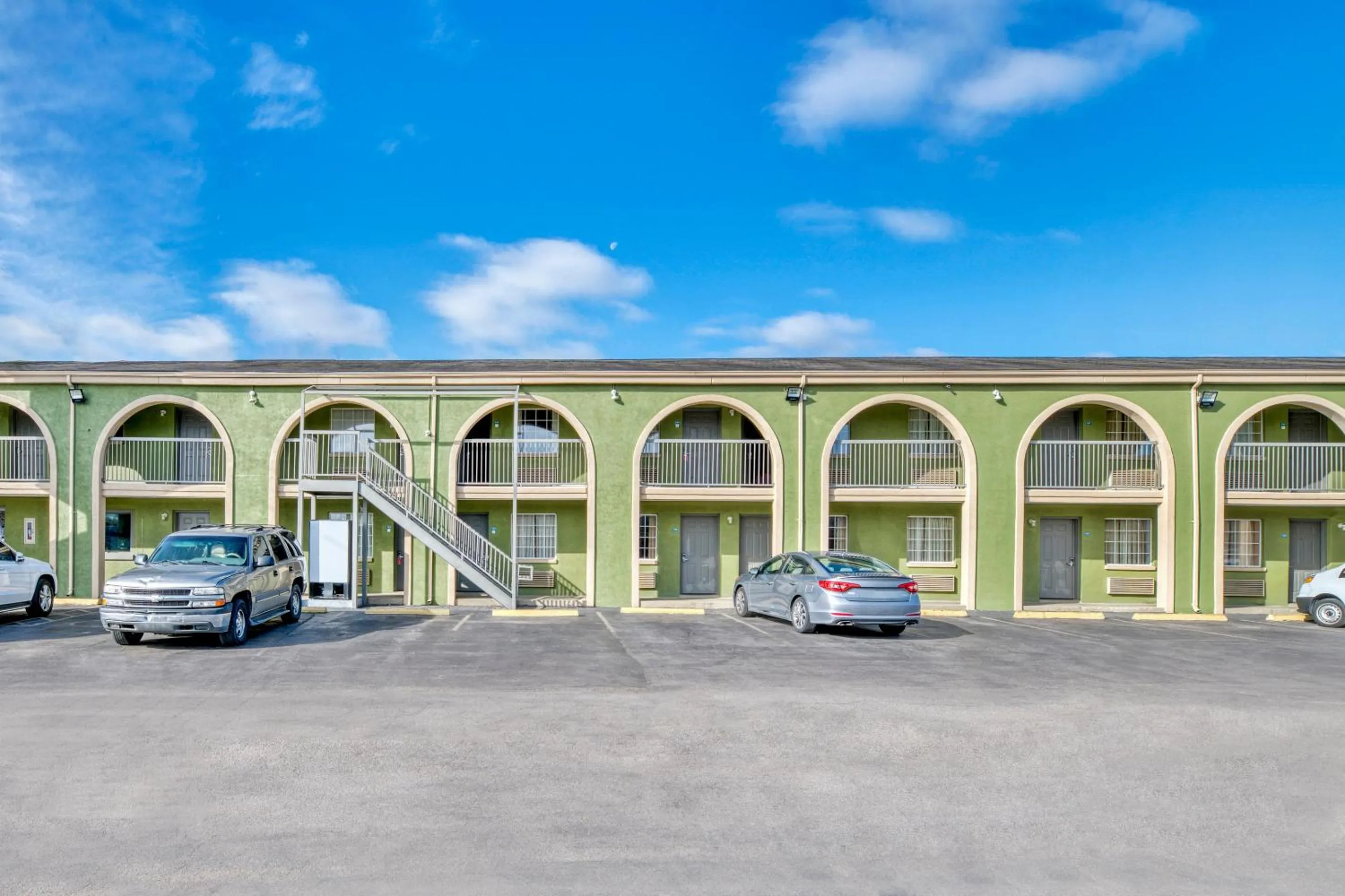Facade/entrance in OYO Hotel Channelview I-10