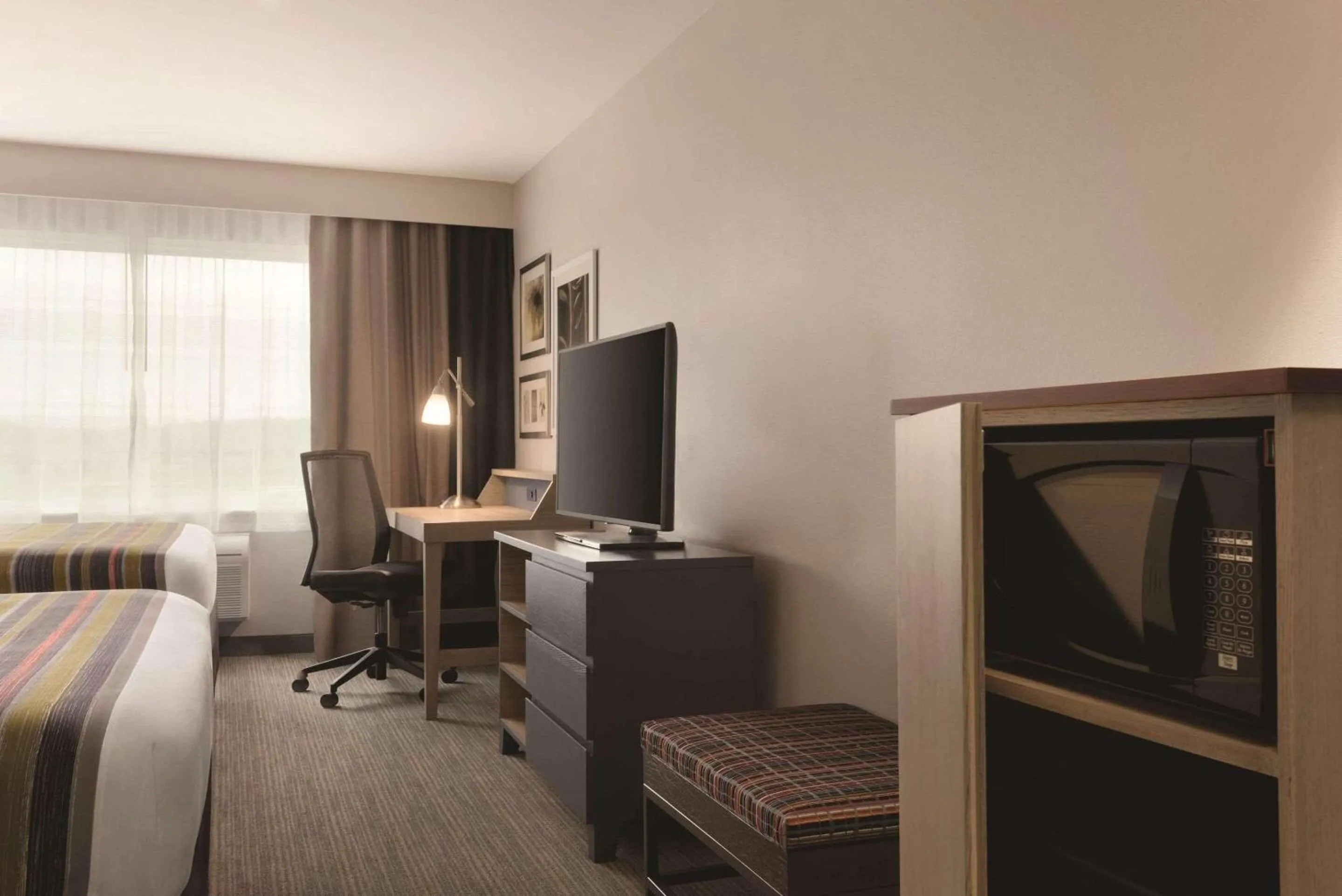 Bedroom, Bed in Country Inn & Suites by Radisson, Ft Atkinson, WI