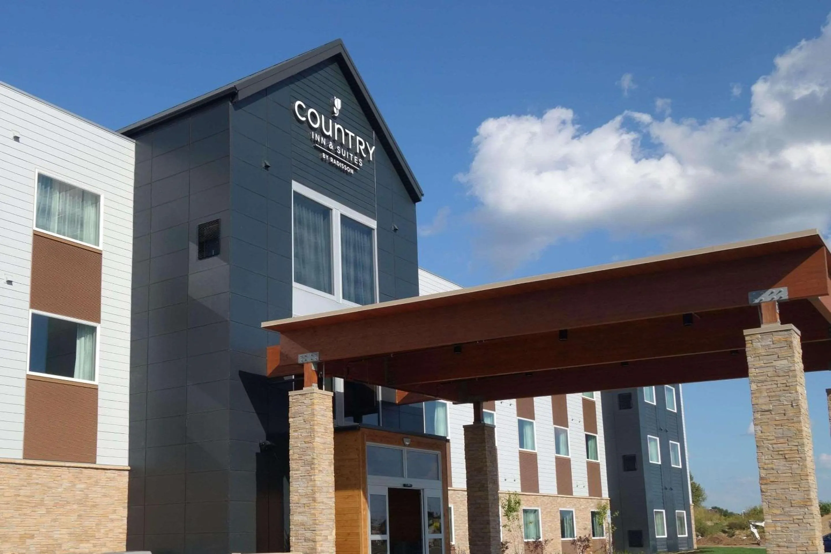 Property building in Country Inn & Suites by Radisson, Ft Atkinson, WI