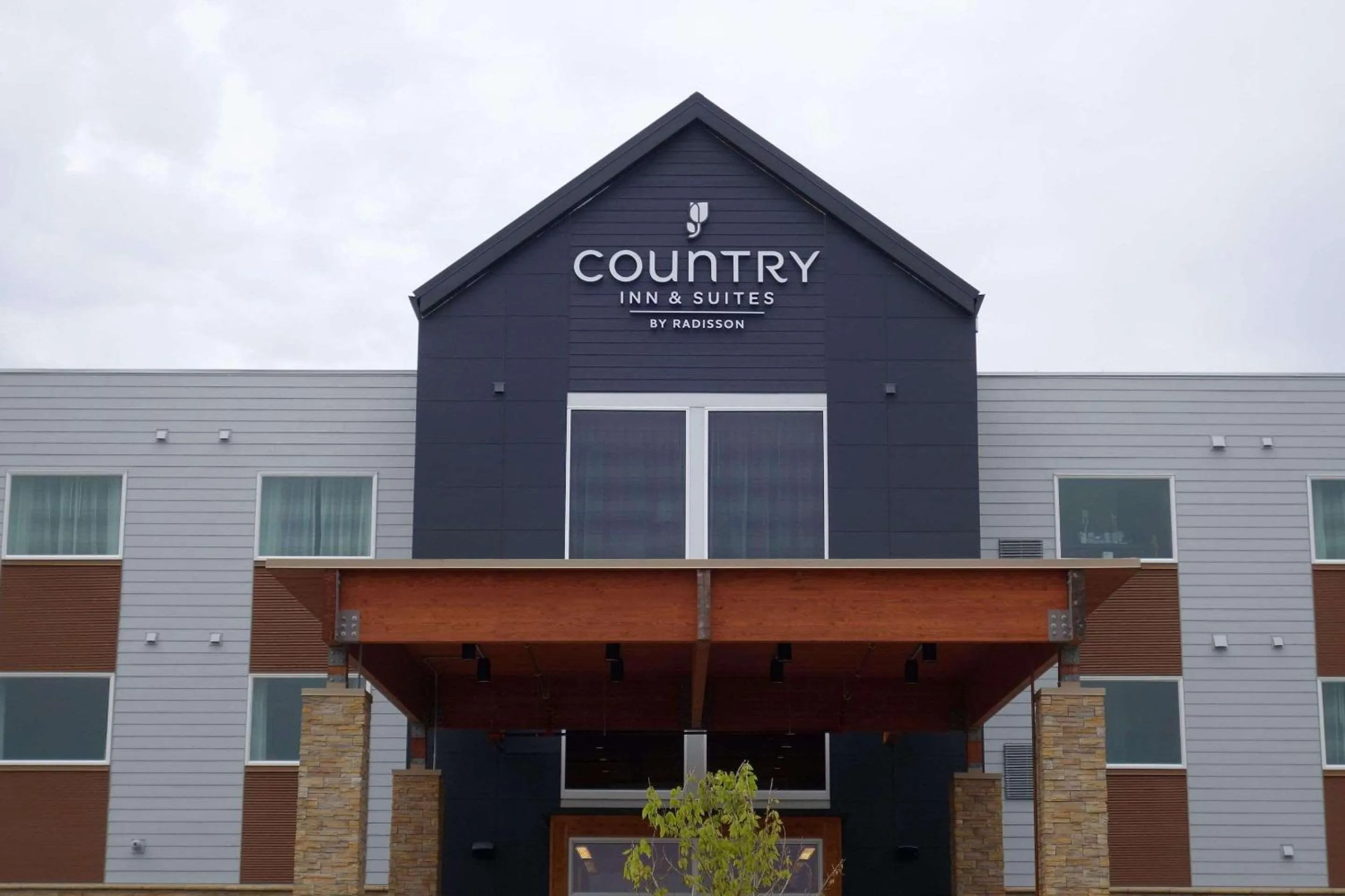 Property building in Country Inn & Suites by Radisson, Ft Atkinson, WI