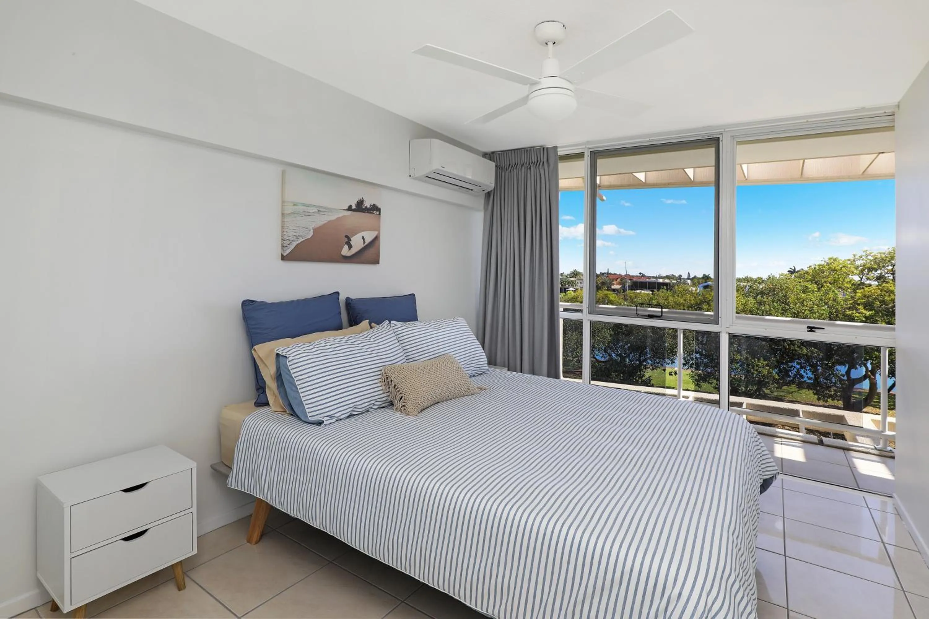 Photo of the whole room, Bed in Spinnaker Quays